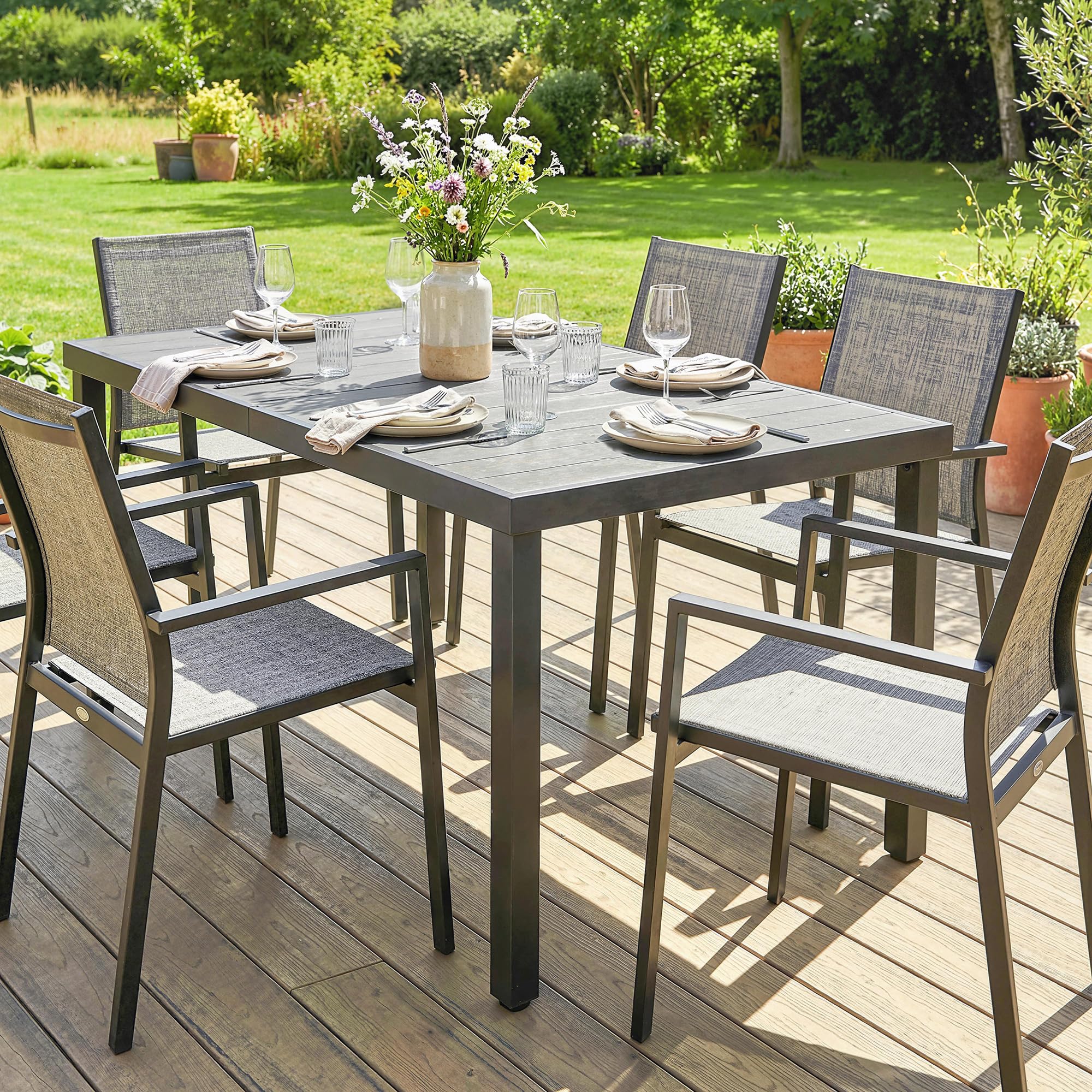 Outsunny Table de Jardin rectangulaire pour 4 à 6 Personnes, Table à Manger extérieure avec Plateau à Lattes, Pieds en Acier, idéale pour terrasse, Balcon, Porche, 140 x 90 x 74 cm, Gris