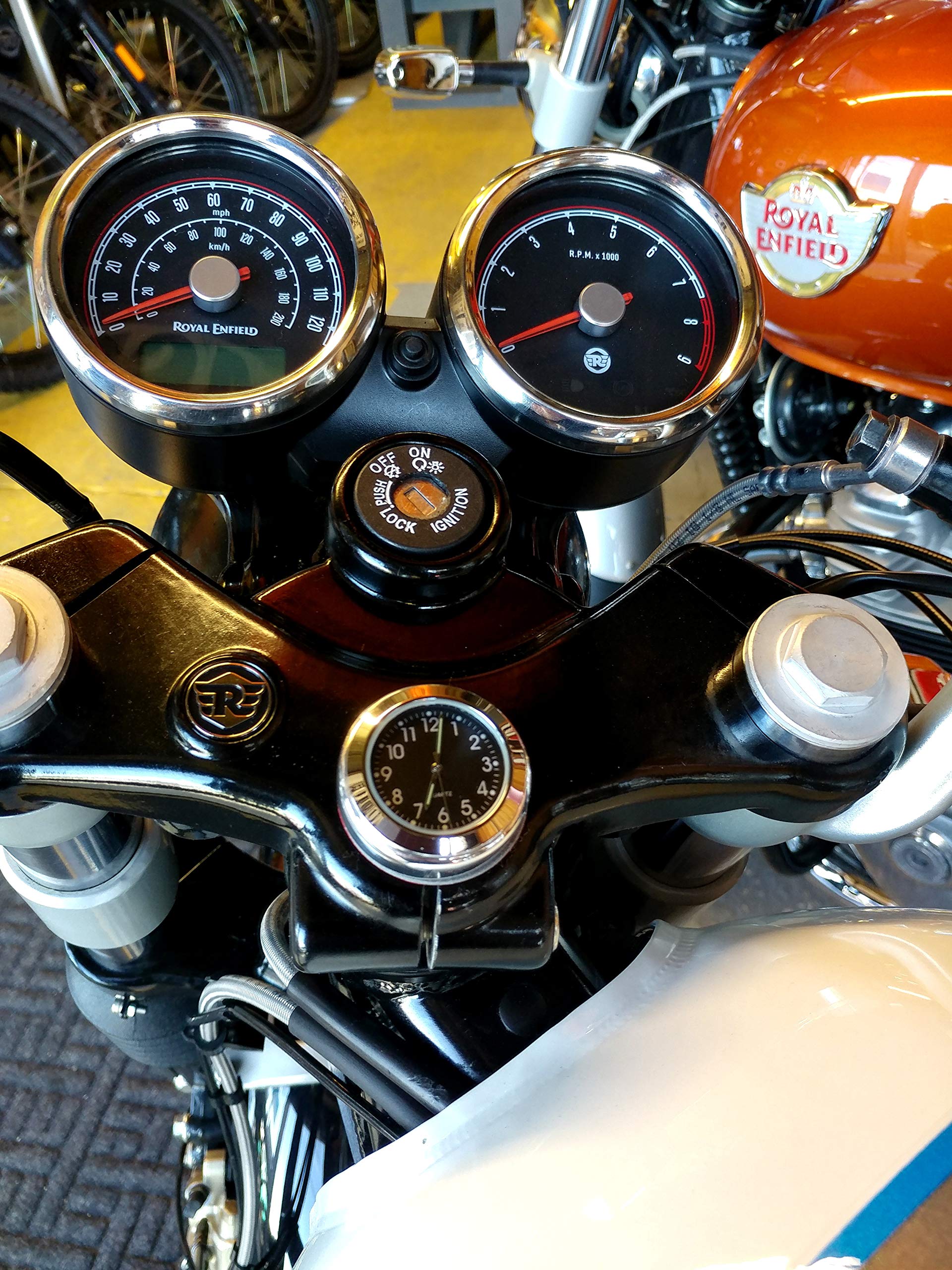 Enfield Interceptor & Continental GT - Copertura per dado stelo con orologio (quadrante nero)