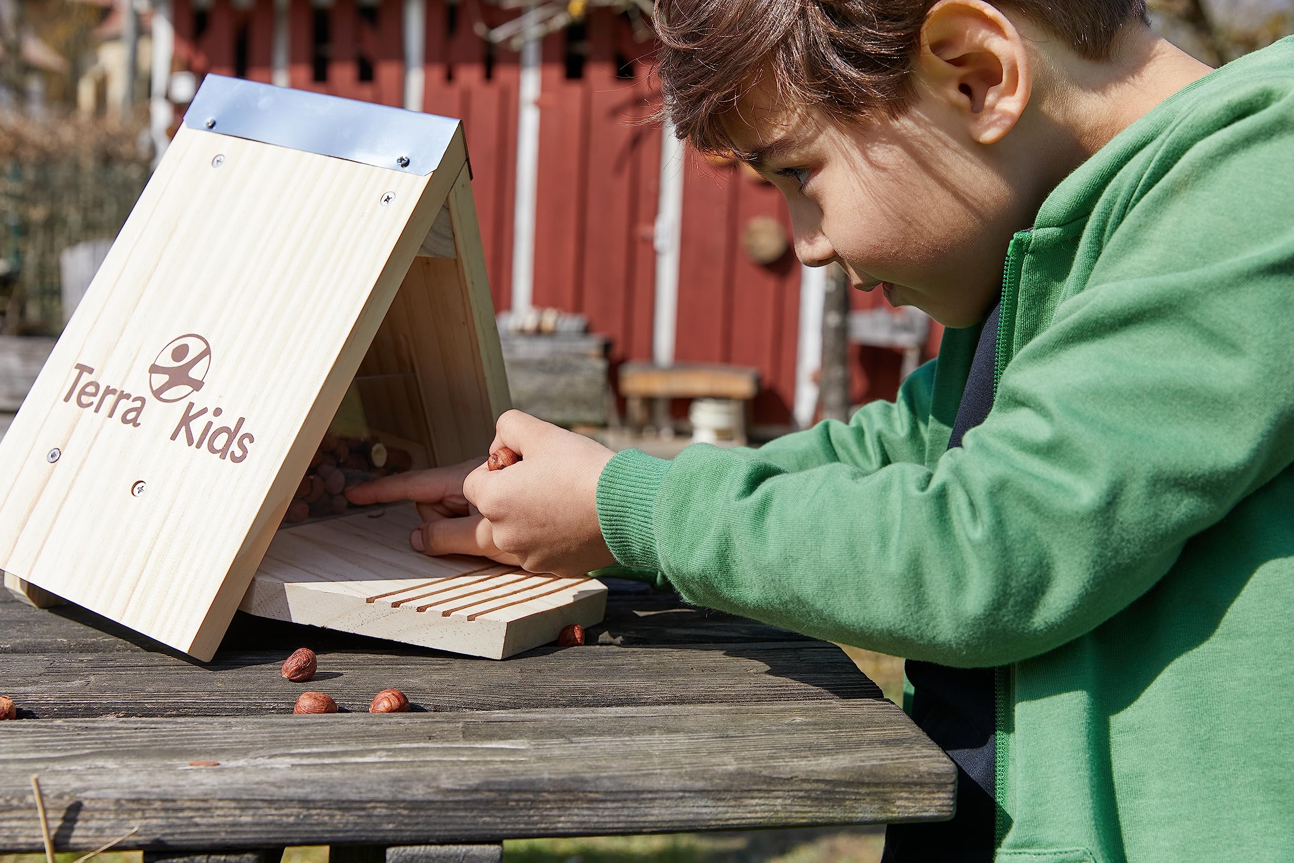 HABA - Terra Kids - Kit mangiatoia speciale scoiattoli - Kit fai da te per casa di scoiattolo solido - in legno PEFC - esterno e giardino - 306914