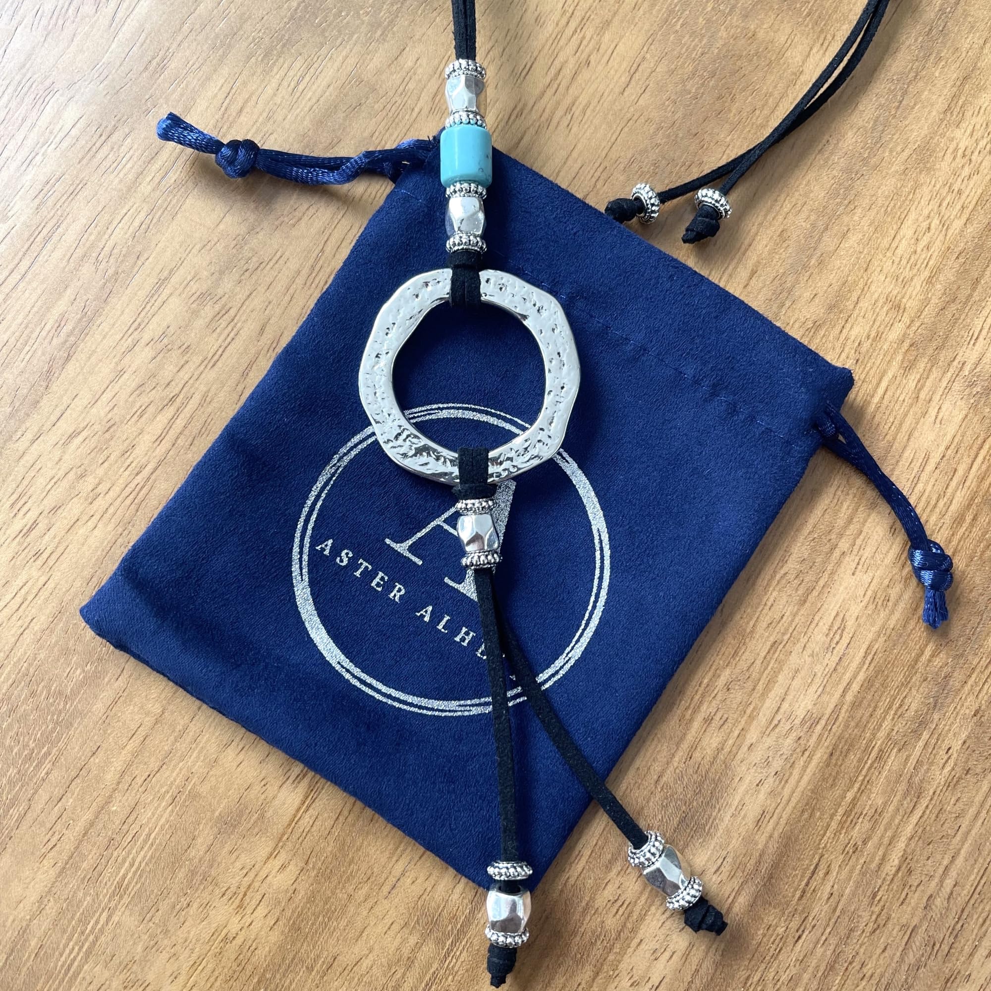 ASTER ALHELÍ Pendentif Femme Cercle et Turquoise Argent - Collier Long Femme en Suédine Noire Réglable avec Éléments en Zamak Plaqué Argent - Idéal comme Cadeau