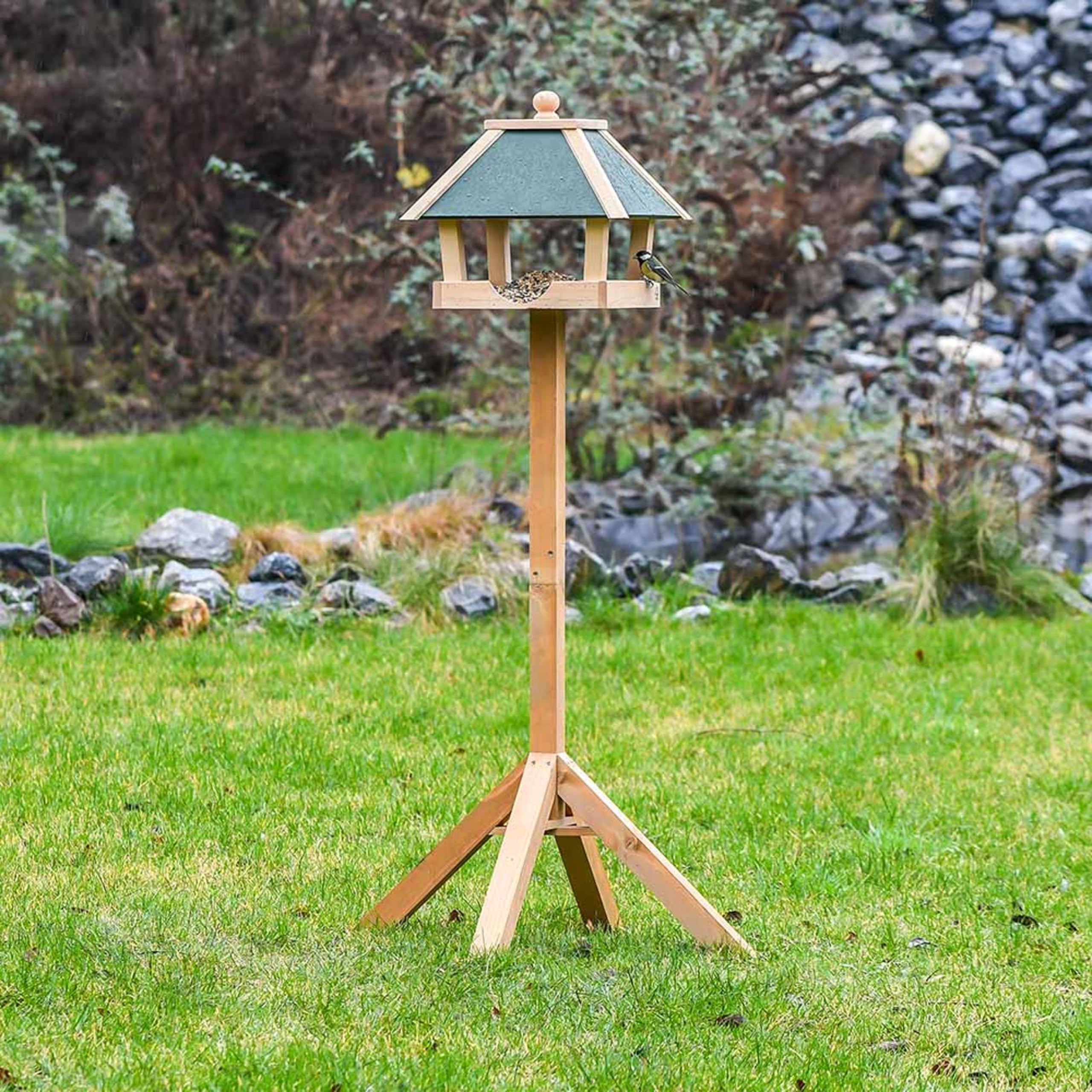 CJ Wildlife Vogelhaus mit Ständer – Vogelfutterhaus aus FSC-zertifiziertem Kiefernholz Grün – Katzensicher und stabile Basis – Futterhaus für Vögel für Garten