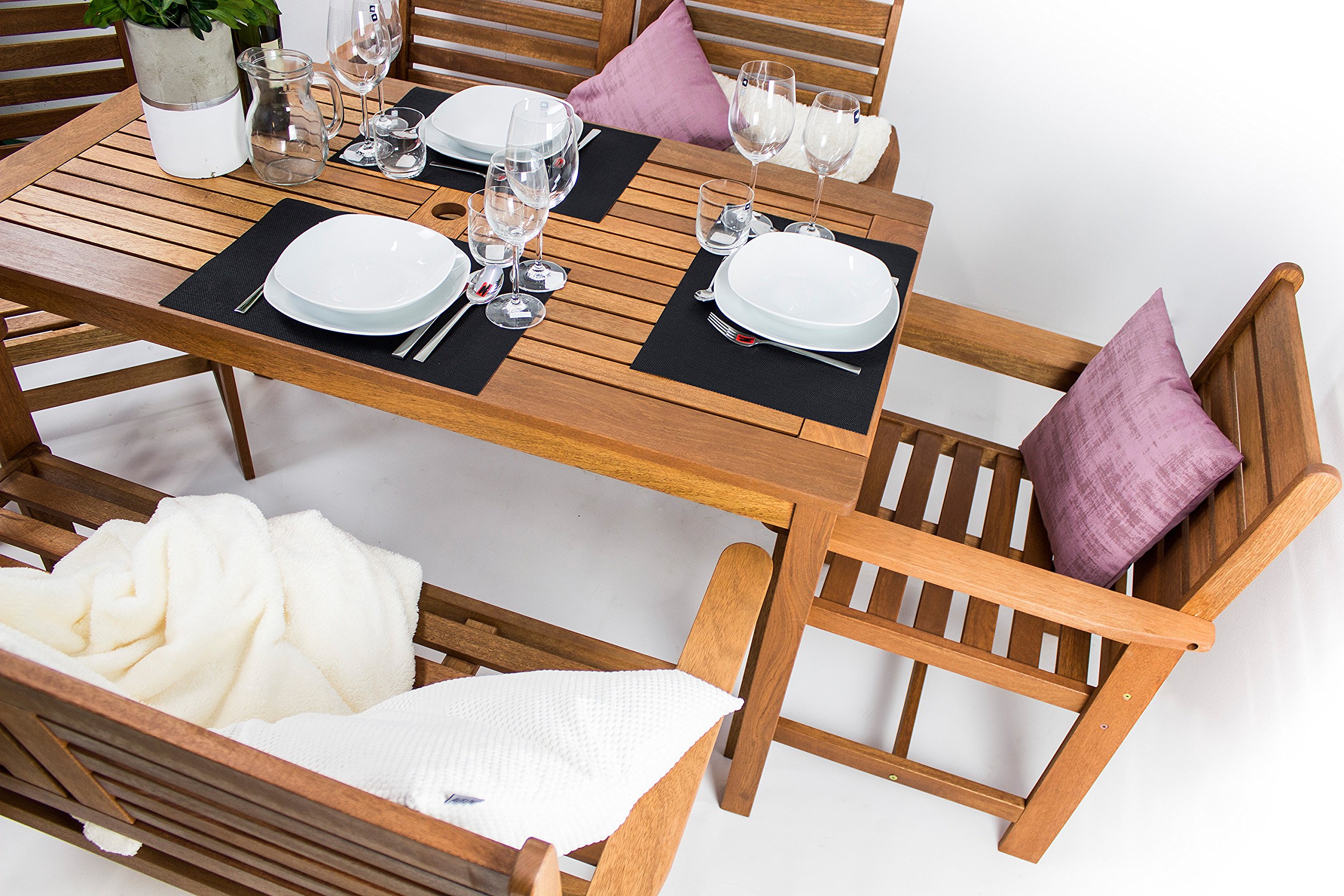 AVANTI TRENDSTORE Set da giardino 5 pezzi in legno tropicale tavolo 135x73,5x75 cm sedie 61x88x62 cm panche 120x88x62 cm