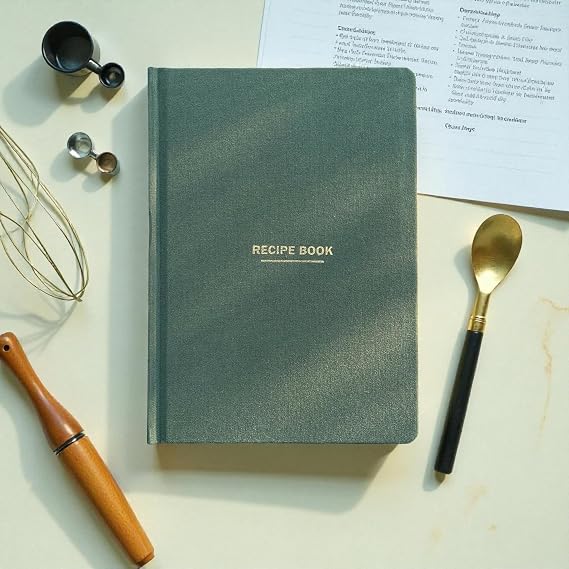 Fark Tanıtım Tarif Defteri – A5 Boyutunda Sert Kapaklı 100+ Tariflik Recipe Journal, Ölçü Tablosu, Not Alanı, İndeks ve Şef Soruları (Yeşil)