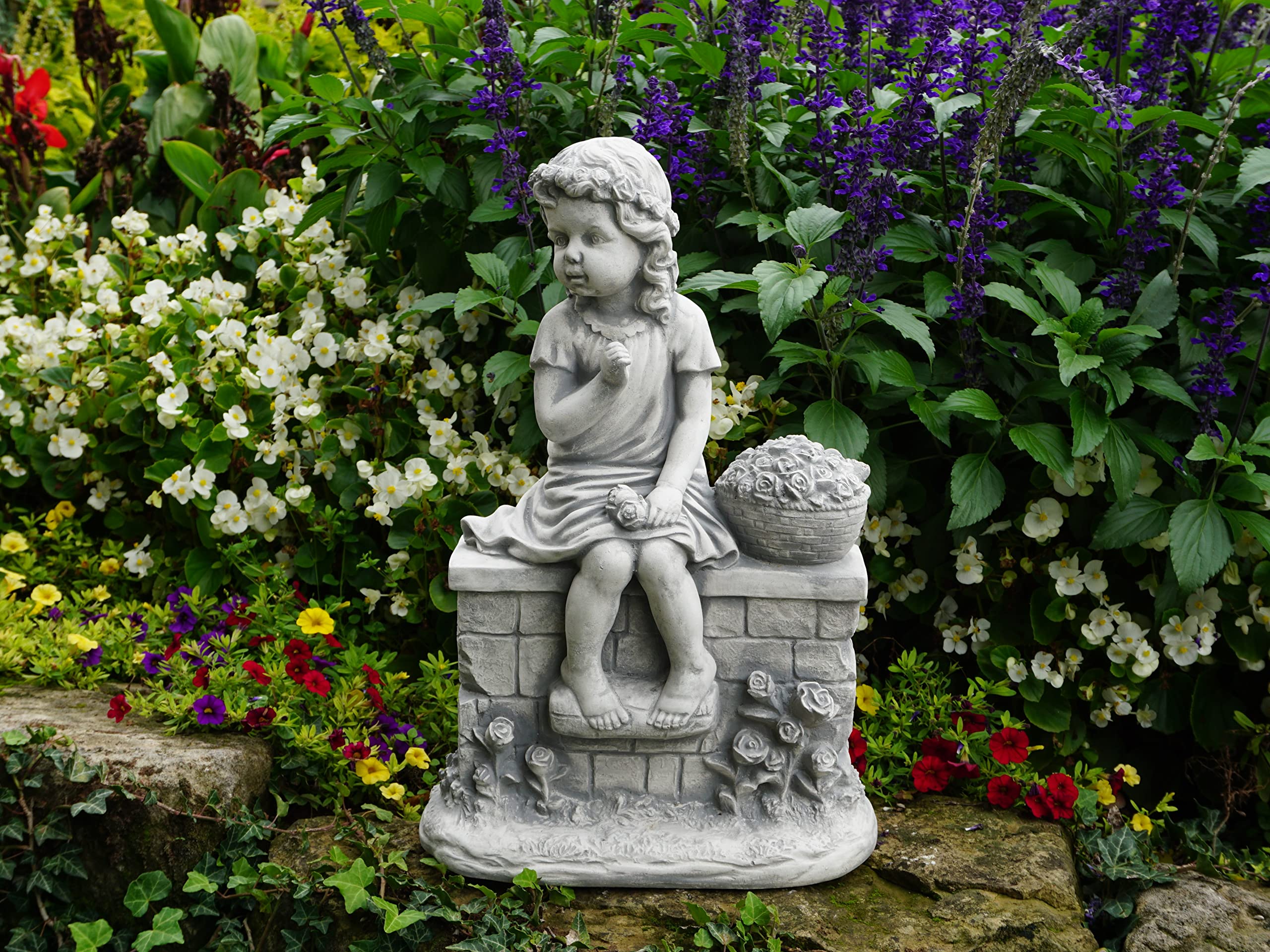 gartendekoparadies.de Mädchen Figur auf der Mauer, Steinfigur H. 49 cm, 18 kg, Grau, frostsicher aus Steinguss für Außenbereich
