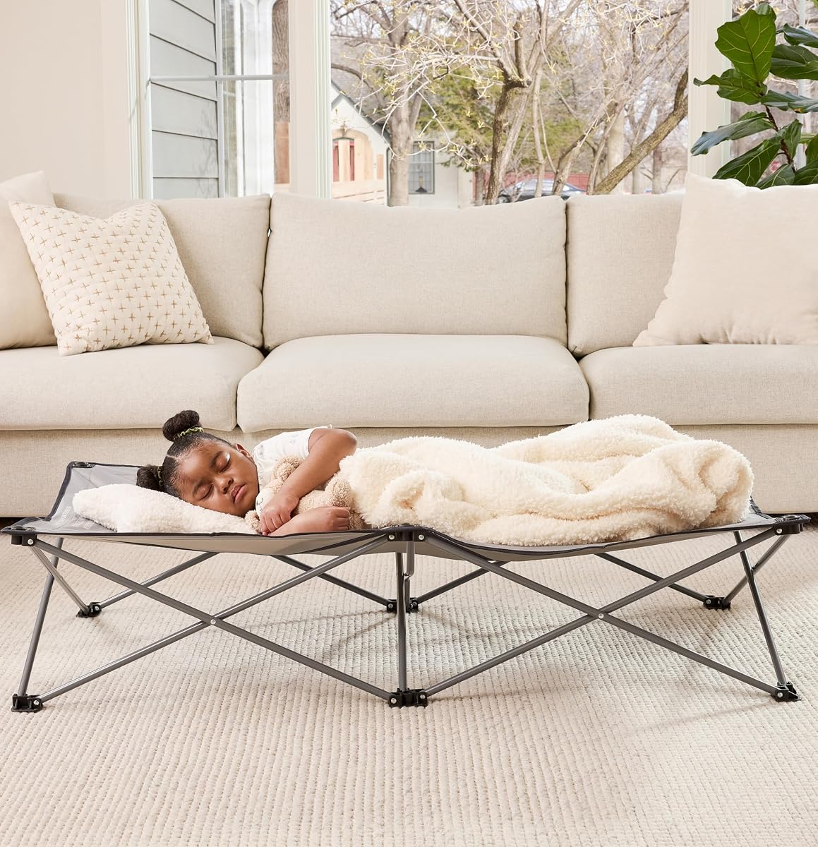 Cama portátil para niños pequeños Regalo Extra Long My Cot®, cama de viaje plegable para niños y cuna de camping para edades de 2 a 8 años, interior/exterior, extra grande 54” x 28” x 12”, soporta hasta 80 lbs, gris