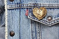 Vista 4 de Pin de madera hecho a mano con corazón de león y cordero en la tierra