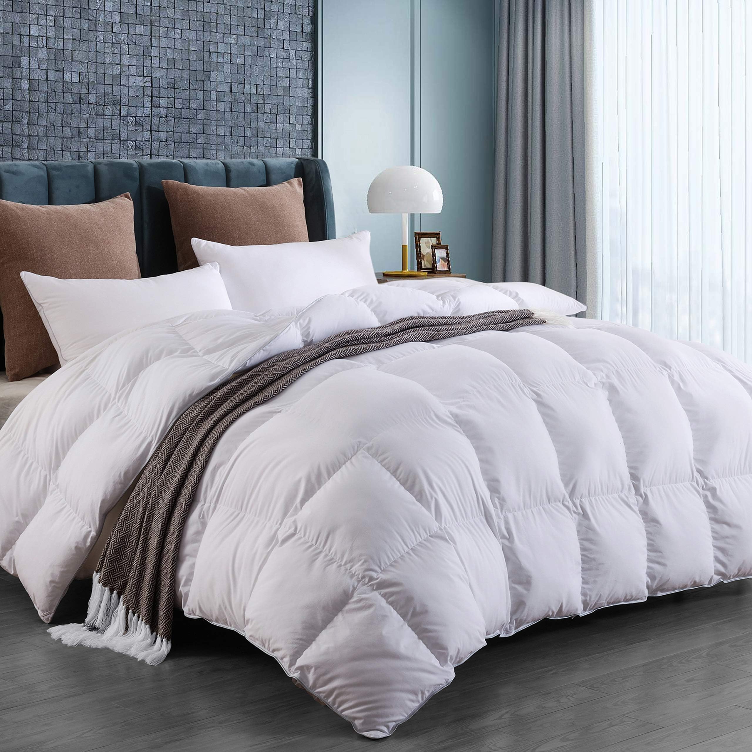 White Goose Down Comforter Lightweight Queen Size for All Seasons, fluffy and comfortable(90x90Inches)