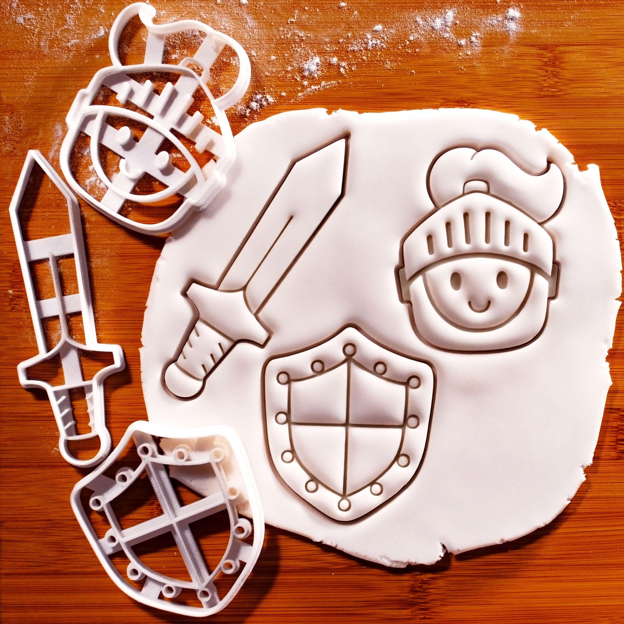 BAKERLOGY Set de 3 Emporte-pièce Chevalier Mignon (Motif: Bouclier de Chevalier, Épée de Chevalier, et Visage de Chevalier Mignon)