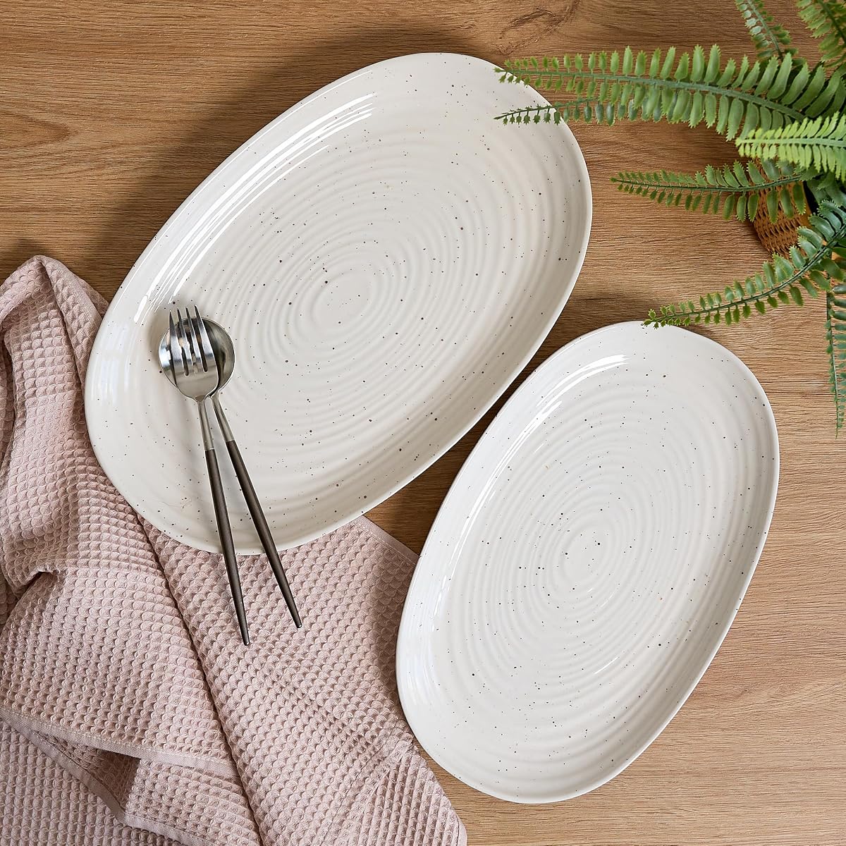 Siterra Juego de platos para servir de gres moteado de 2 piezas, platos de cerámica grandes y medianos con esmalte rústico brillante para cocina, platos blancos para servir para entretenimiento, aptos para microondas y lavavajillas