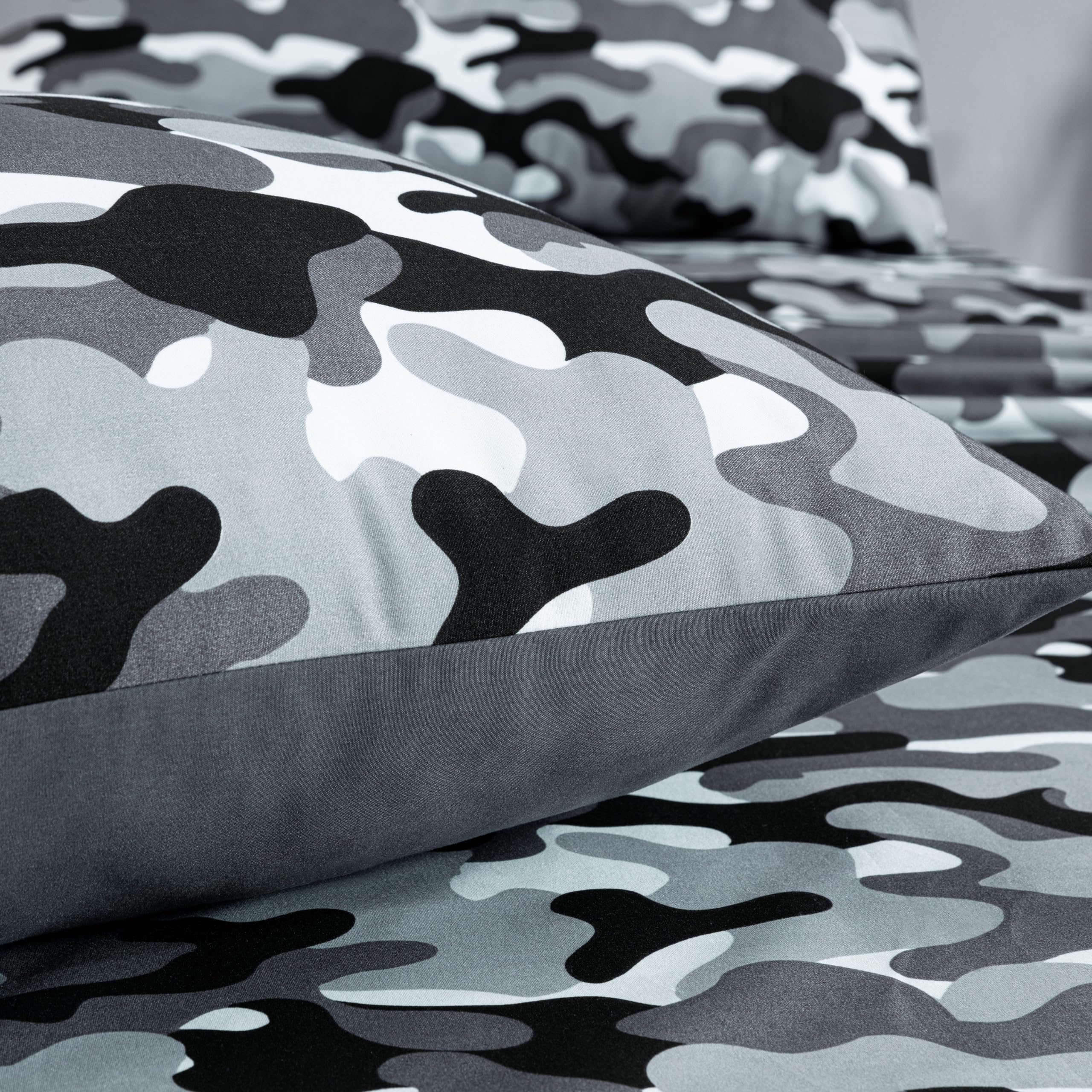 Chezmoi Collection Juego de sábanas de camuflaje militar, 4 piezas, juego de sábanas y fundas de almohada de microfibra con estampado de camuflaje negro y gris, suave, transpirable, tamaño King