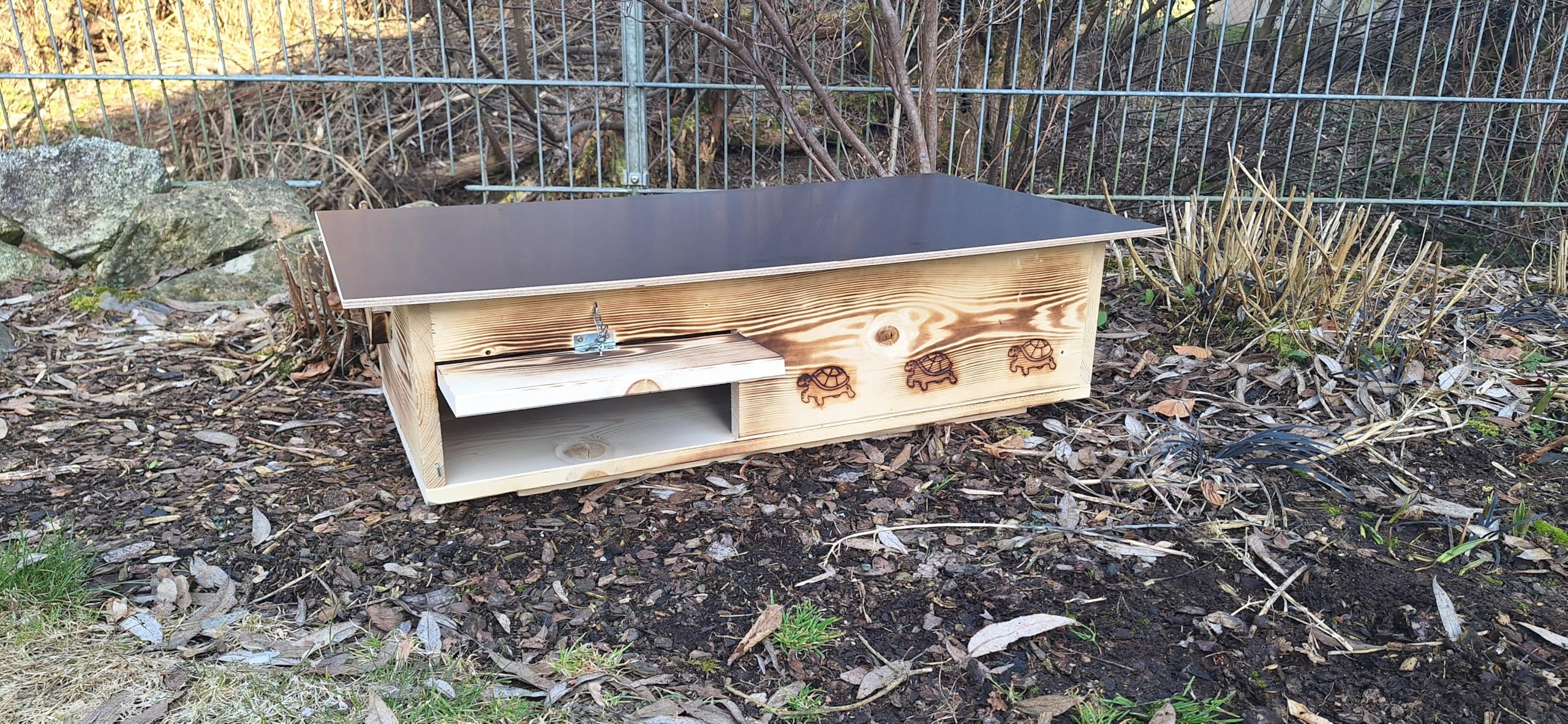 Domek dla żółwi premium (SH10) z litego drewna 20 mm – wypalany, odporny na warunki atmosferyczne, z podłogą i drzwiami, regulowana wentylacja, domek dla żółwi, wybieg wolnobieg (wypalany)