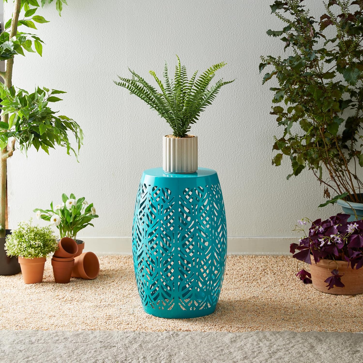 Glitzhome 18.25" H Outdoor Side Table with Leaf Pattern Solar Powered Light, Iron Cutout Drum Garden Stool Solar Decorative Lanterns, Metal End Table Plant Stand for Indoor Outdoor, Blue