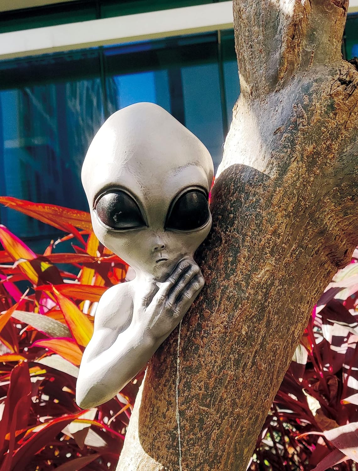 Alien Tree Peeker Outdoor Decoration