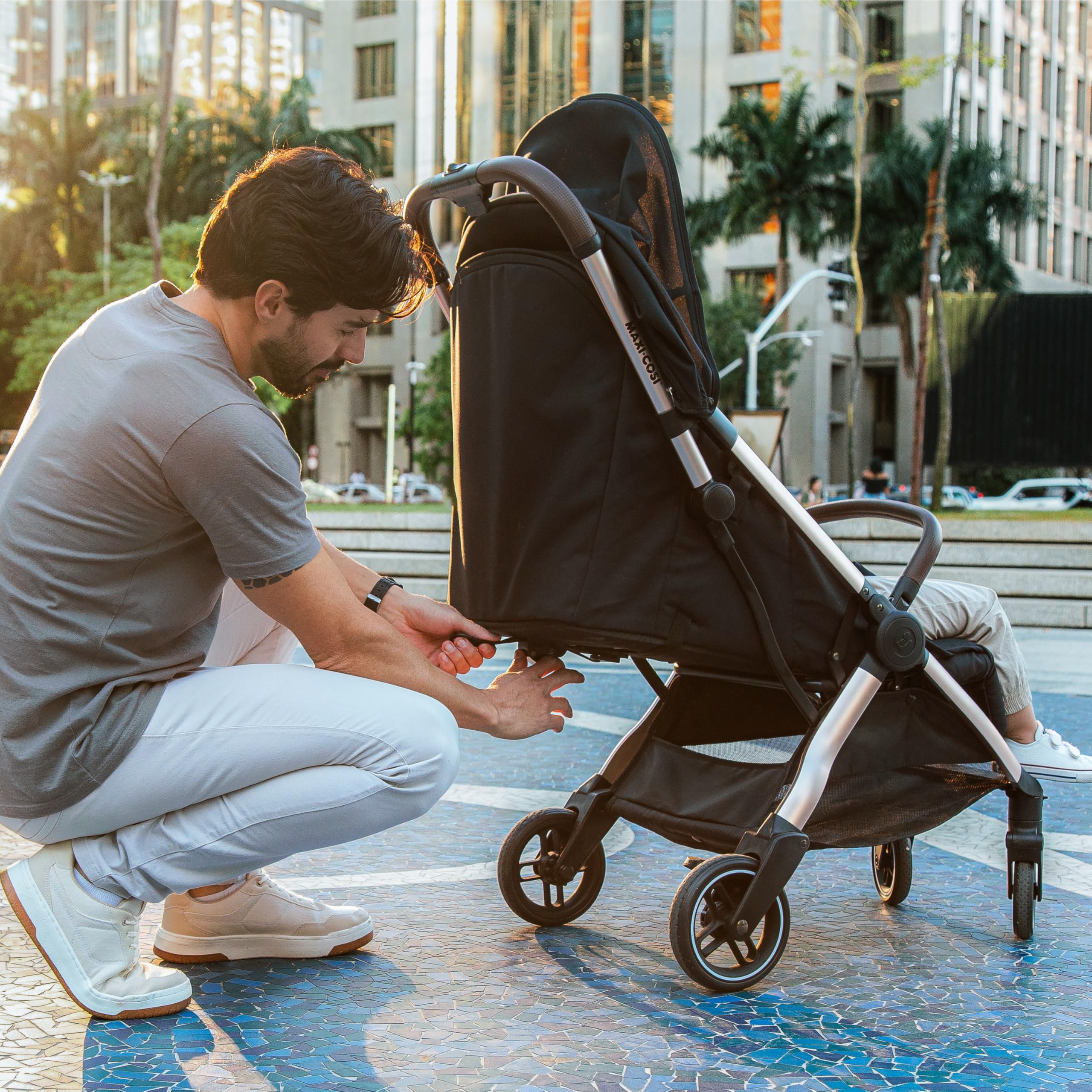 Maxi-Cosi Eva3 Kinderwagen 0–4 Jahre 0–22 kg Leicht Kompakt Flache Liegeposition 3 Liegepositionen Automatisch mit 1 Hand klappbar Essential Black Champagne