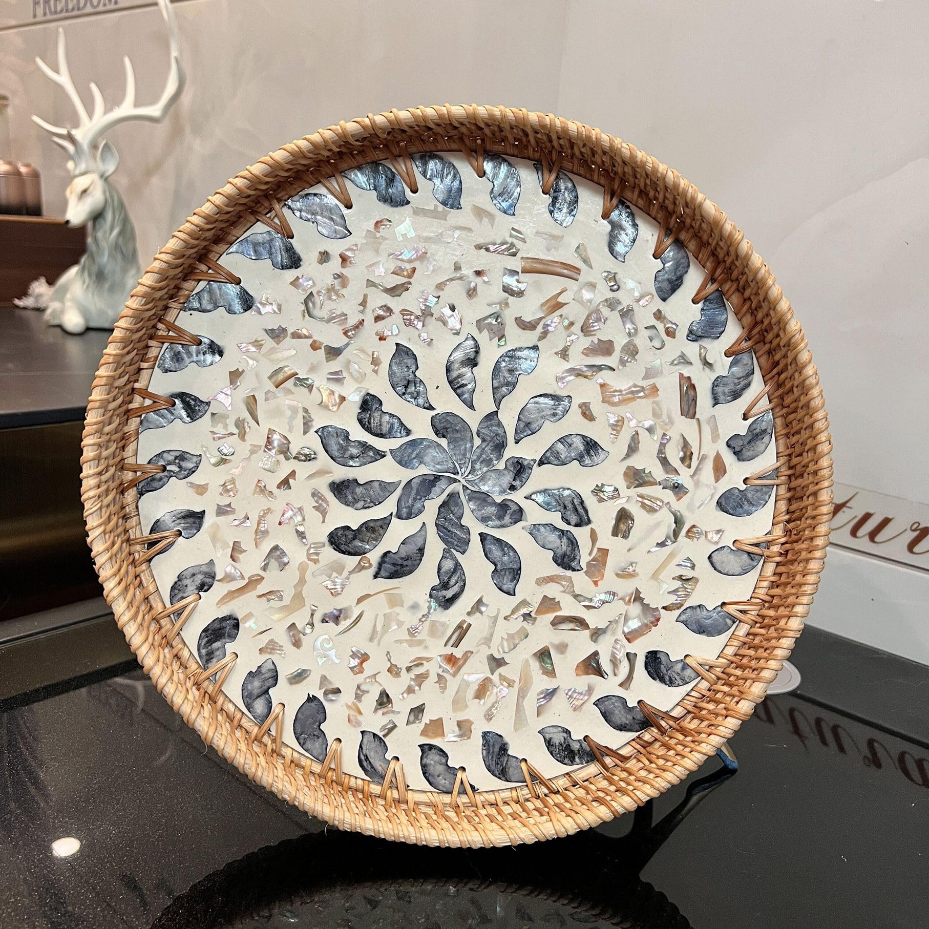 Bandeja de ratán para servir con nácar, bandeja redonda para mesa de café, bandeja redonda de mimbre, bandeja decorativa bohemia, bandeja tejida (flor de la suerte, 11.8 pulgadas)