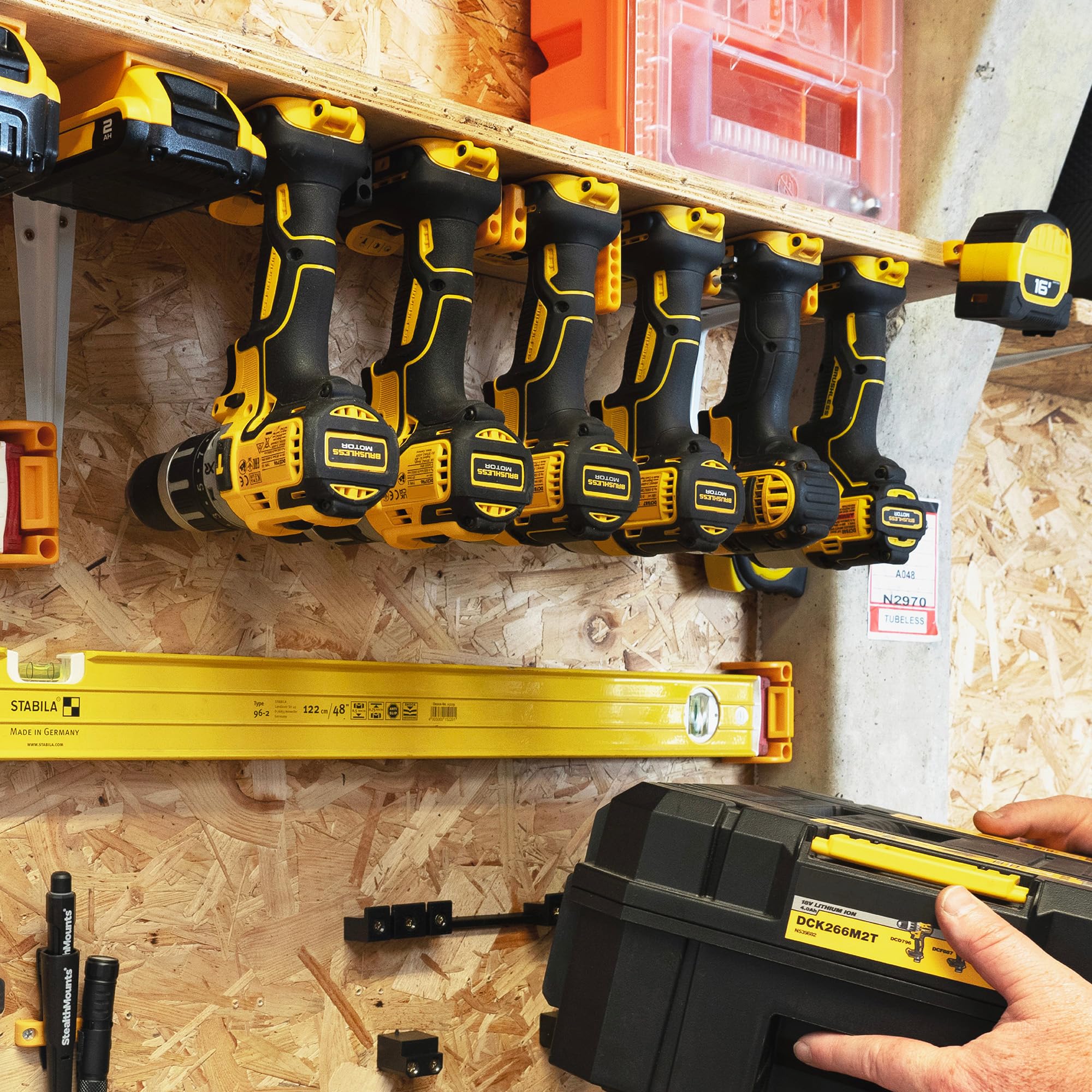 StealthMounts Portaherramientas compatibles con DeWalt MAX + XR + Flexvolt | Soportes de herramientas inalámbricos compatibles con herramientas eléctricas DeWalt de 18 V + 20 V + 54 V + 60 V | Paquete