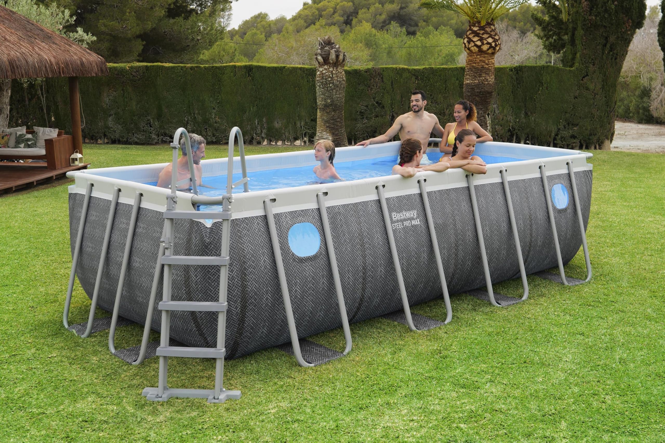 Bestway Steel Pro MAX Frame Pool Komplett-Set mit Filterpumpe, 488 x 244 x 122 cm, 11.532 Liter, Rattan-Optik, Splashview Bullaugen, Sicherheitsleiter, Abdeckplane, Filterkartusche, Schiefergrau