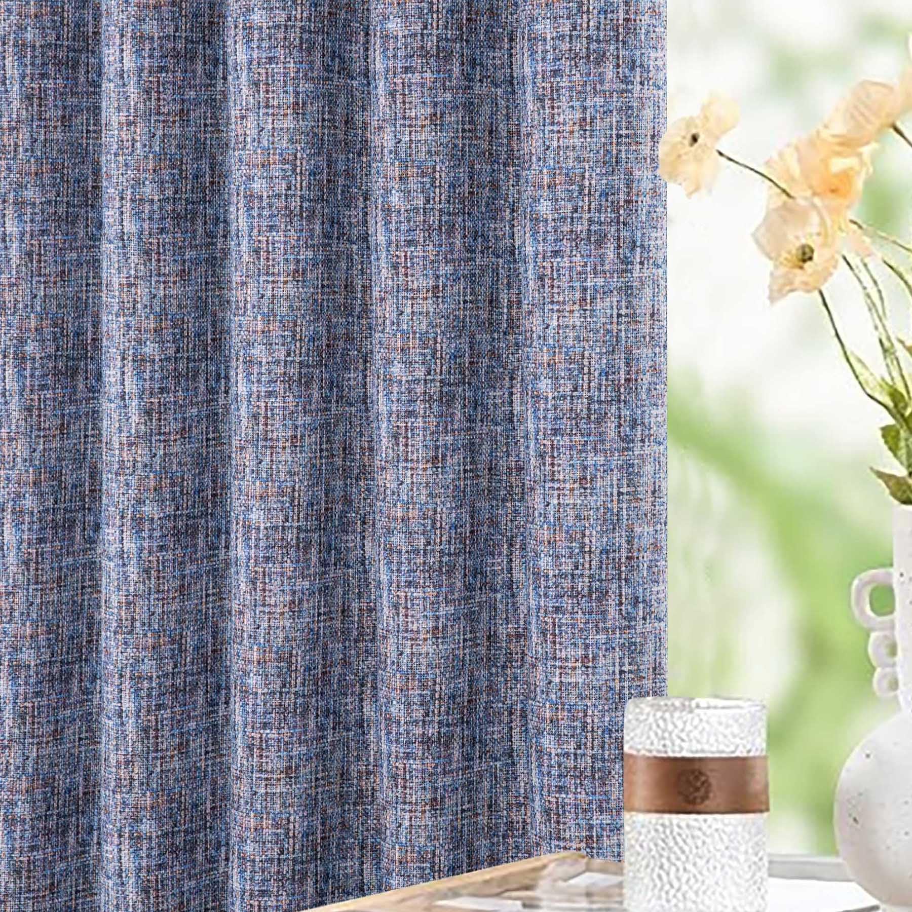 Rideau de style campagne bleu pour salon chaleureux et occultation totale