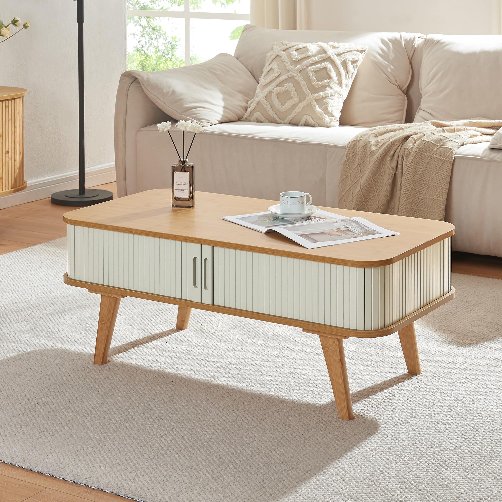 [en.casa] Mesa De Centro Tysvær Con Puertas Correderas: Bambú Natural Y Blanco Crema, 100x50x40 Cm, Compartimentos Cerrados Y Estilo Escandinavo
