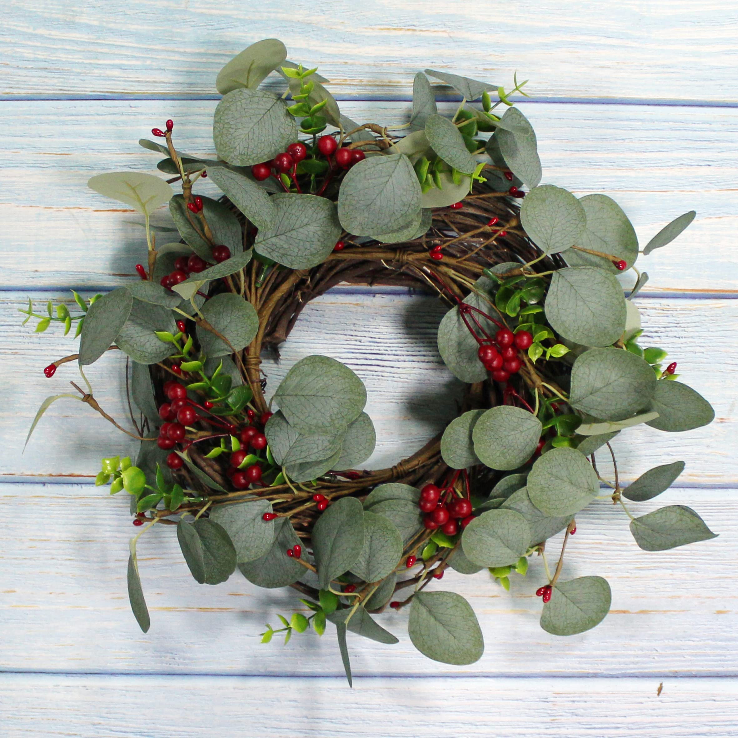CVHOMEDECO. Couronne de Fleurs d'eucalyptus et de rameaux avec Baies Rouges, pour l'intérieur ou l'extérieur, 35,6 cm