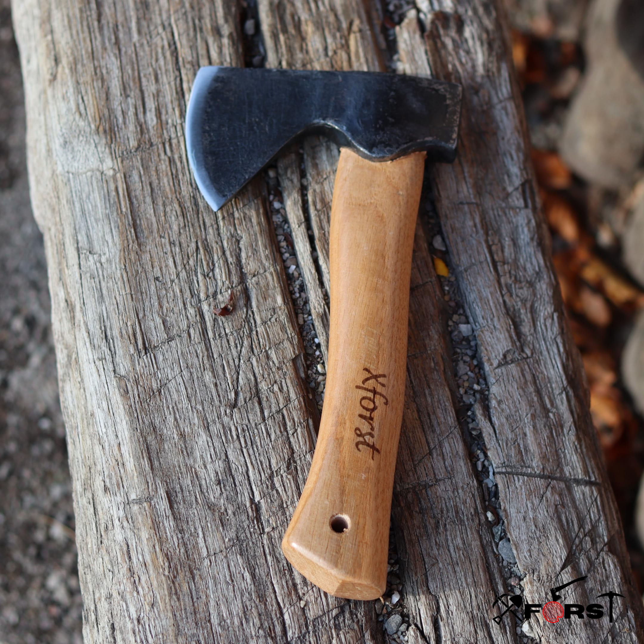 Xforst Hacha vikinga AG1Black, mango de nogal + protecciónde corte auténtica
