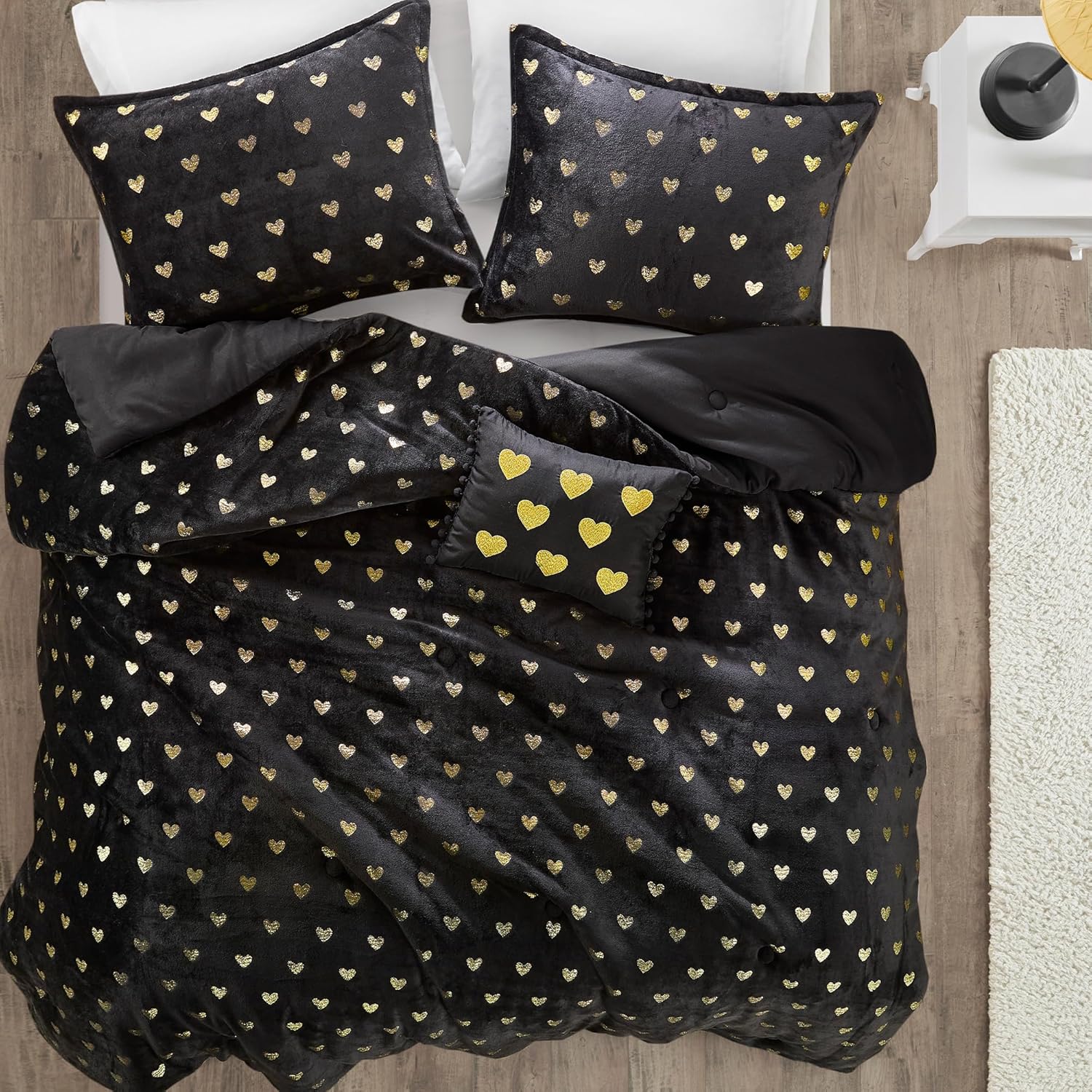 Intelligent Design Twin Comforter Set, 3 Piece Metallic Hearts Bedroom Set for Girls, Twin Bed Set Soft Plush Comforter, Rosalie All Season Fluffy Bedding Set, Twin/Twin XL, Black/Gold 3 Piece