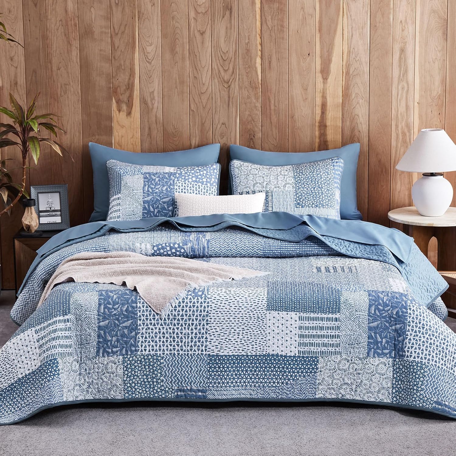 Wake In Cloud - Patchwork Quilt Set, Rustic Cabin Country Farmhouse Style with Patch Geometric Pattern, Reversible Lightweight Bedspread Coverlet, 3 Pieces, Blue, Queen/Full Size