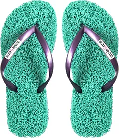 Chinelo Confort Feminino indicado para pessoas que sofrem com Fascite Plantar, esporão de calcâneo, Hiperidrose PLantar e Neuroma de Morton, além disso, dá a sensação de estar pisando em um tapete macio.