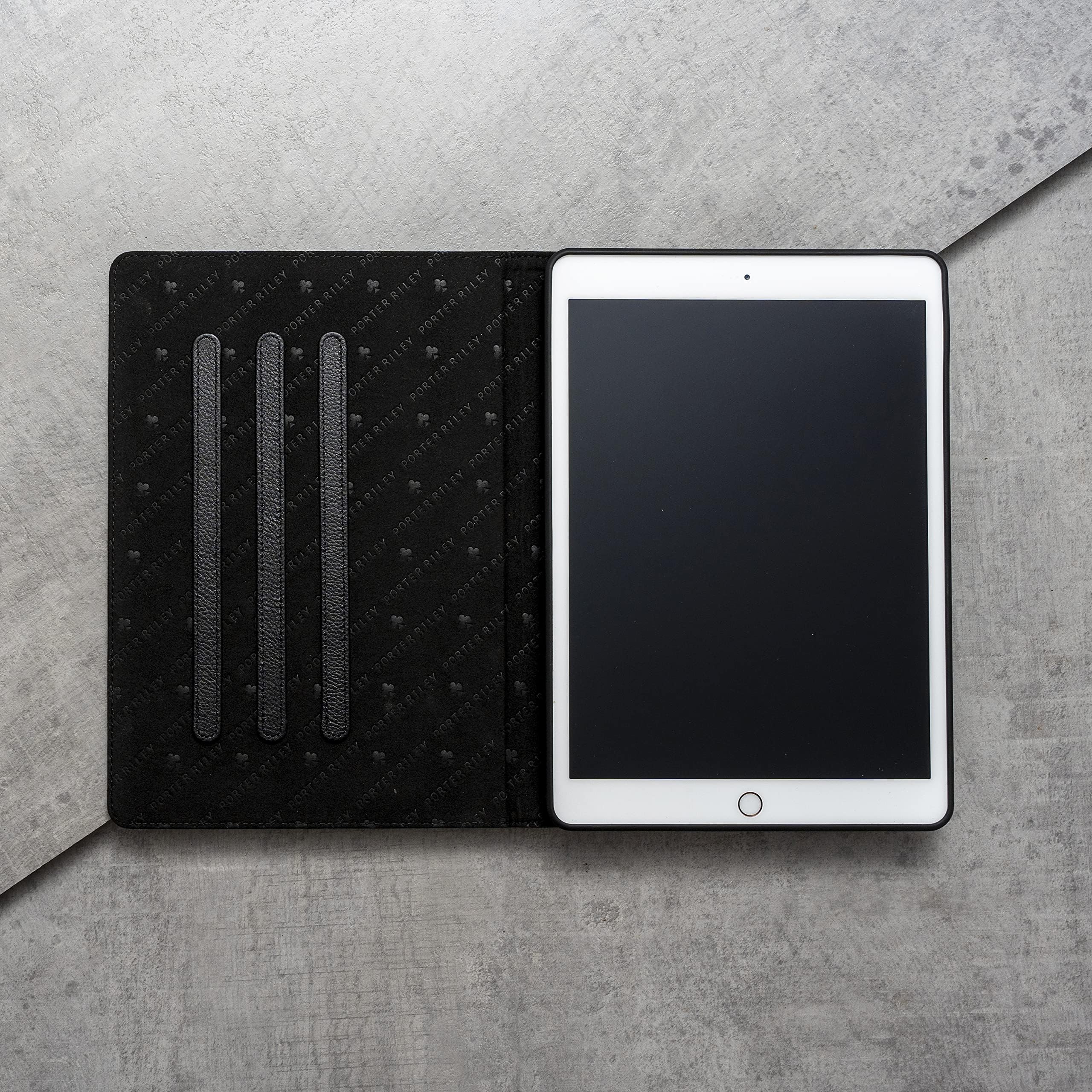 Porter Riley – Lederhülle kompatibel mit iPad Air 13" M4 (2026), M3 (2025) & M2 (2024). Hochwertiges Echtleder Standcase/Cover/Flip (Reines Schwarz)