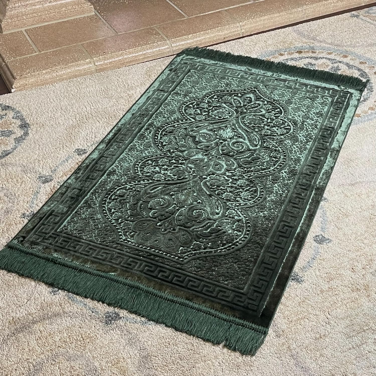 Modefa Luxury Velvet Prayer Rug with Prayer Beads | Soft Elegant Muslim Turkish Janamaz Sajada Carpet for Men and Women | Plain Solid Prayer Mat Ramadan Eid Gift - Paisley (Dark Green)