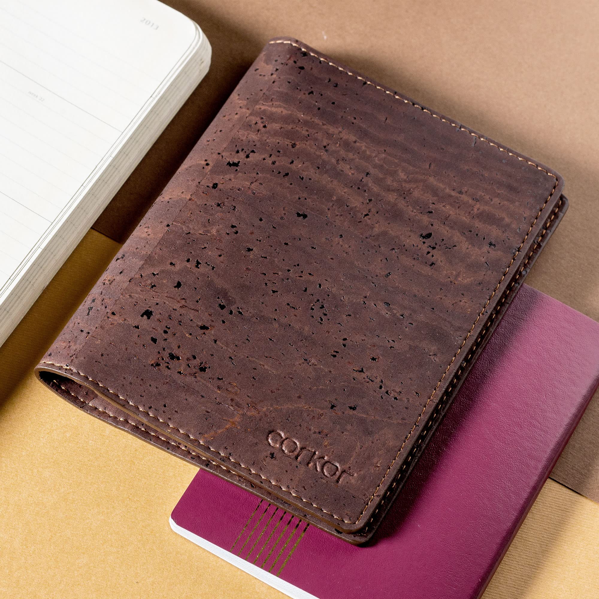 Corkor Porta passaporto con blocco RFID, custodia in sughero vegano bifold per uomini e donne, Marrone, Porta passaporto
