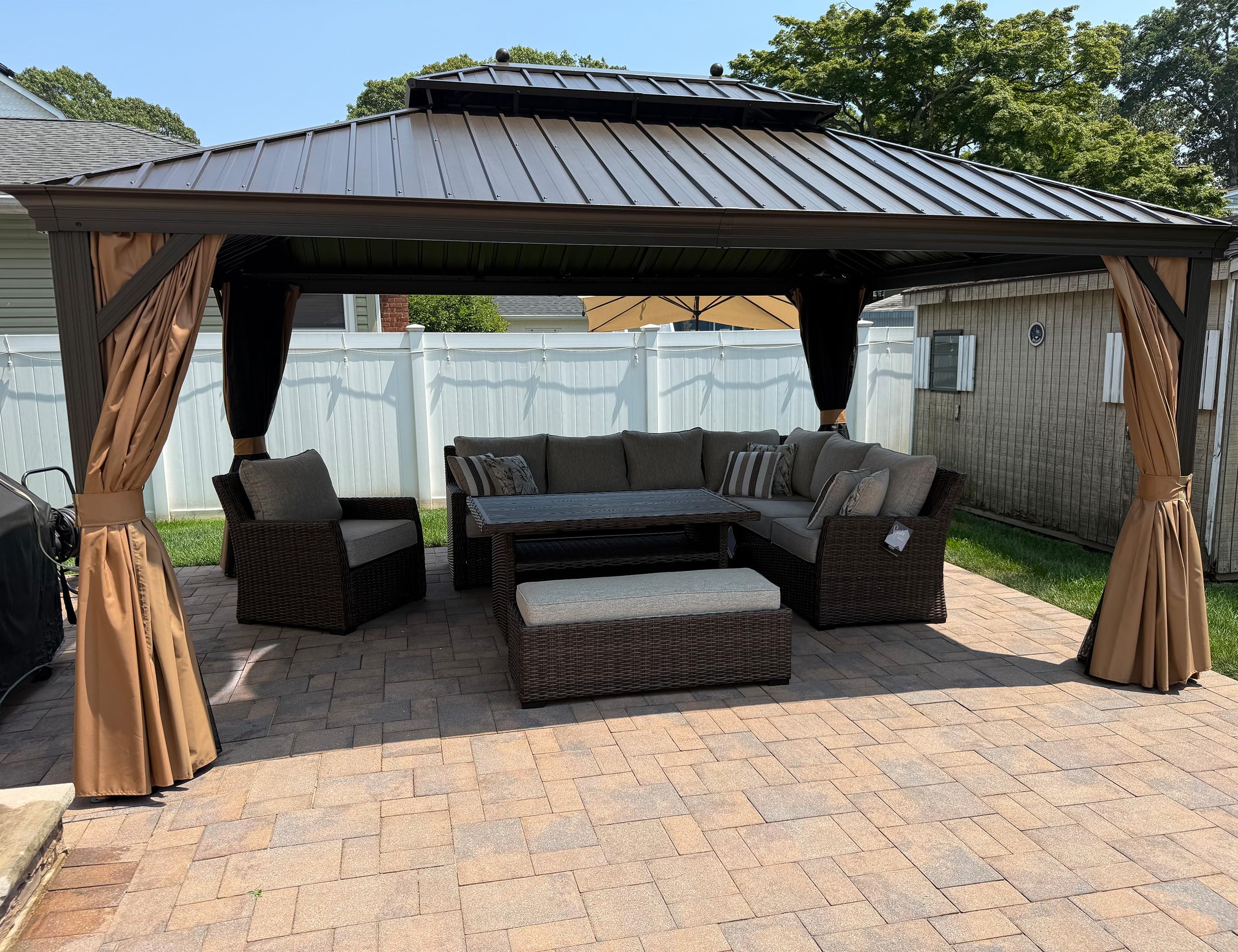 PURPLE LEAF Tonnelle de Jardin Exterieur Alu 4,85 x 3,65 m avec LED Bronze | Touche vintage, Résiste 17,9 m/s, Ambiance chaleureuse, Gouttière intégrée, Moustiquaire 260 g/m² et rideaux, Fait pour tenir