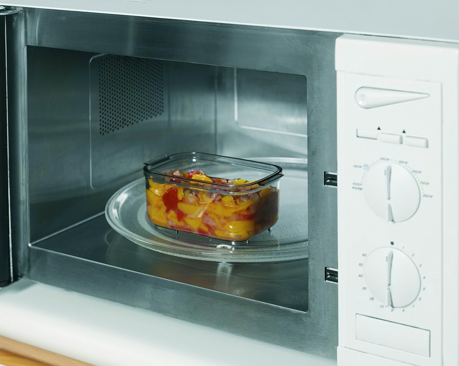 Laica container with food inside a microwave