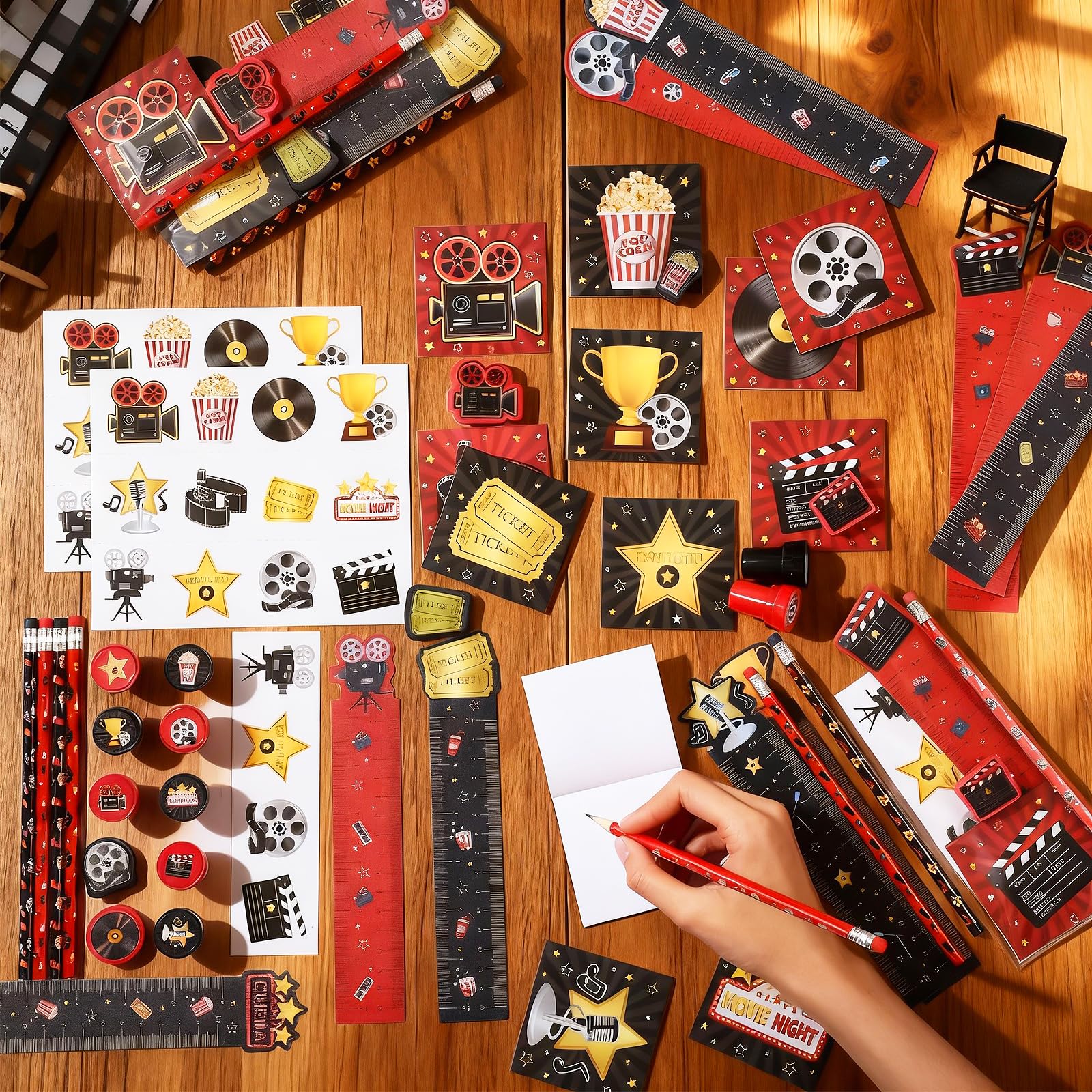 Lot de 168 articles de papeterie pour soirée cinéma, bloc-notes, autocollants, gomme, règle et crayon pour tapis rouge VIP pour fête prénatale, fête d'anniversaire