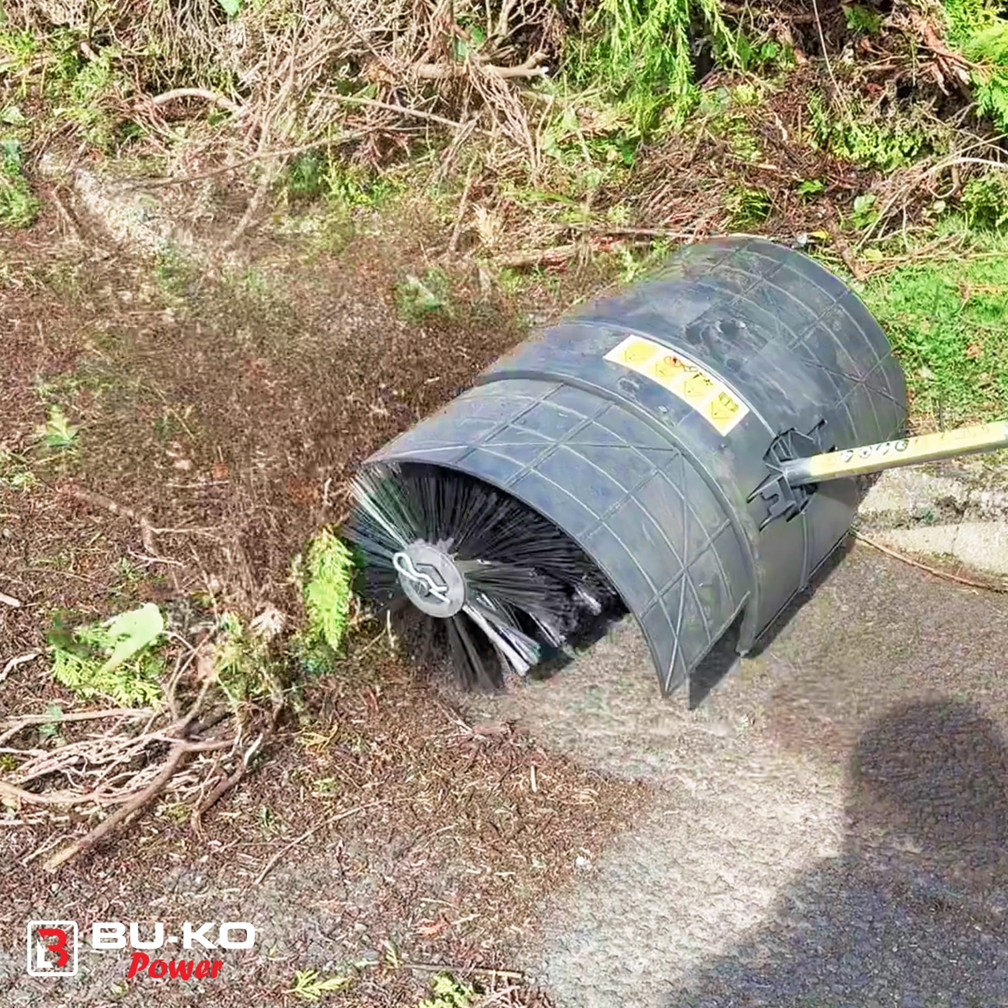 BU-KO Accessorio Spazzola Attrezzo da Giardino Multifunzionale Spazzatrice Robusta per Esterni per Pulire terrazze e vialetti. Compatibile con attrezzo 5-in-1 52cc, Facile da Fissare