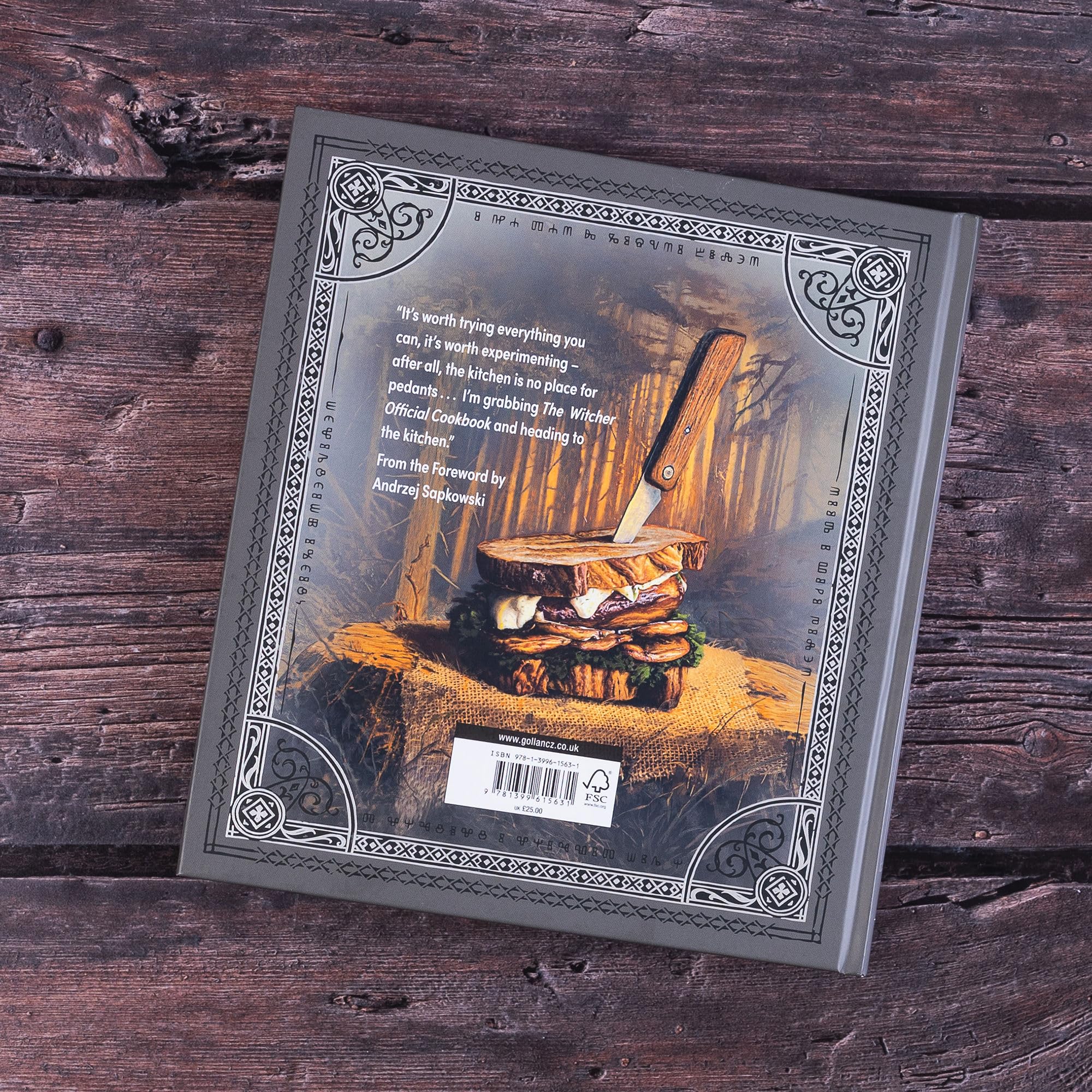 The Witcher Official Cookbook: 80 mouth-watering recipes from across The Continent, versione inglese: provisions, fare and culinary tales from travels across the continent