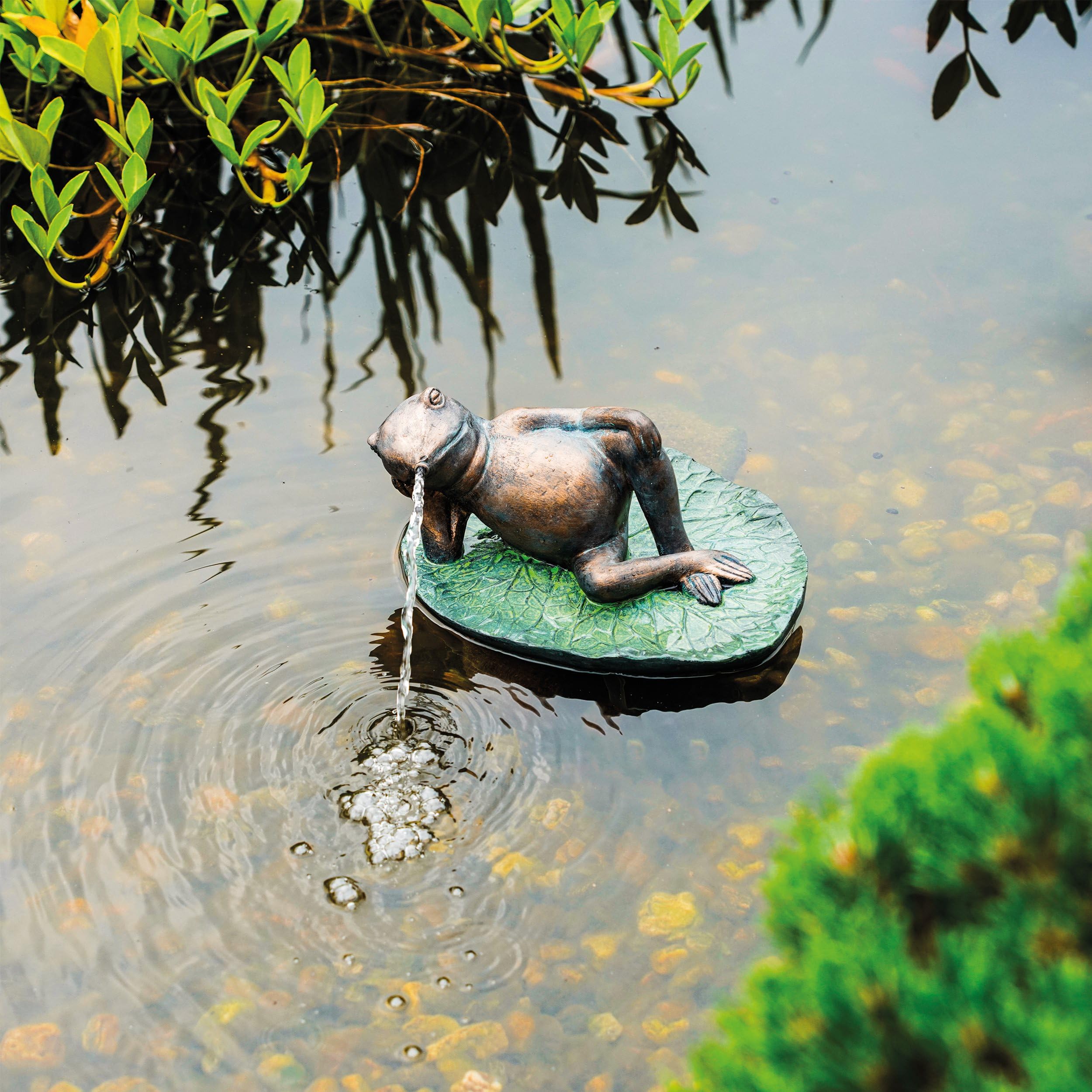 Esotec Solar Wasserspeier Set Frosch liegend auf Seerosenblatt, Pumpe, Solarmodul, Teichfigur, Gartenfiguren & Gartenstatuen, Gartenbrunnen Solar, Springbrunnen außen, Vogeltränke 101664