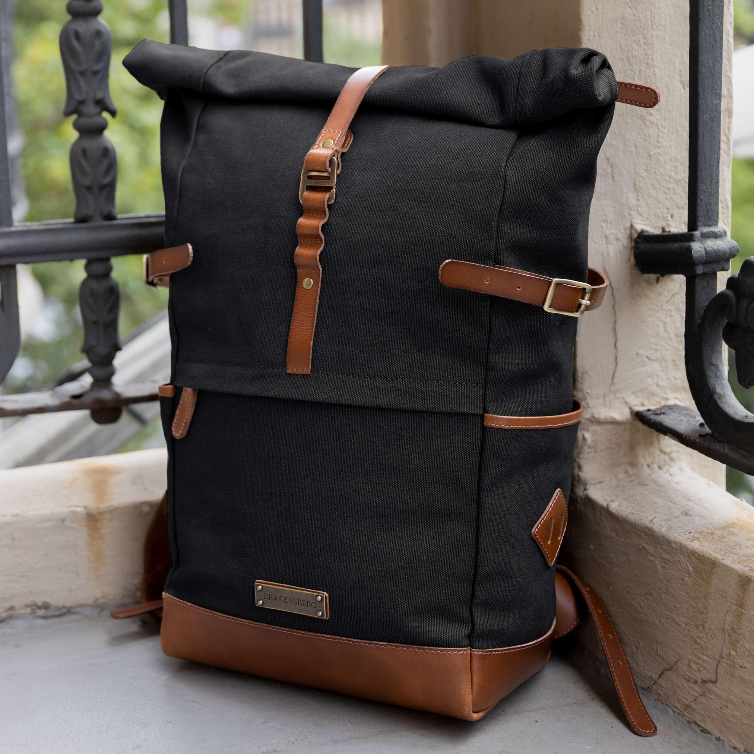 DRAKENSBERG Rolltop-Rucksack 'Wyatt' Herren, Damen, Schwarz | Wasserabweisendes Canvas mit Leder, 16" Laptopfach, 20-30L, DR00186
