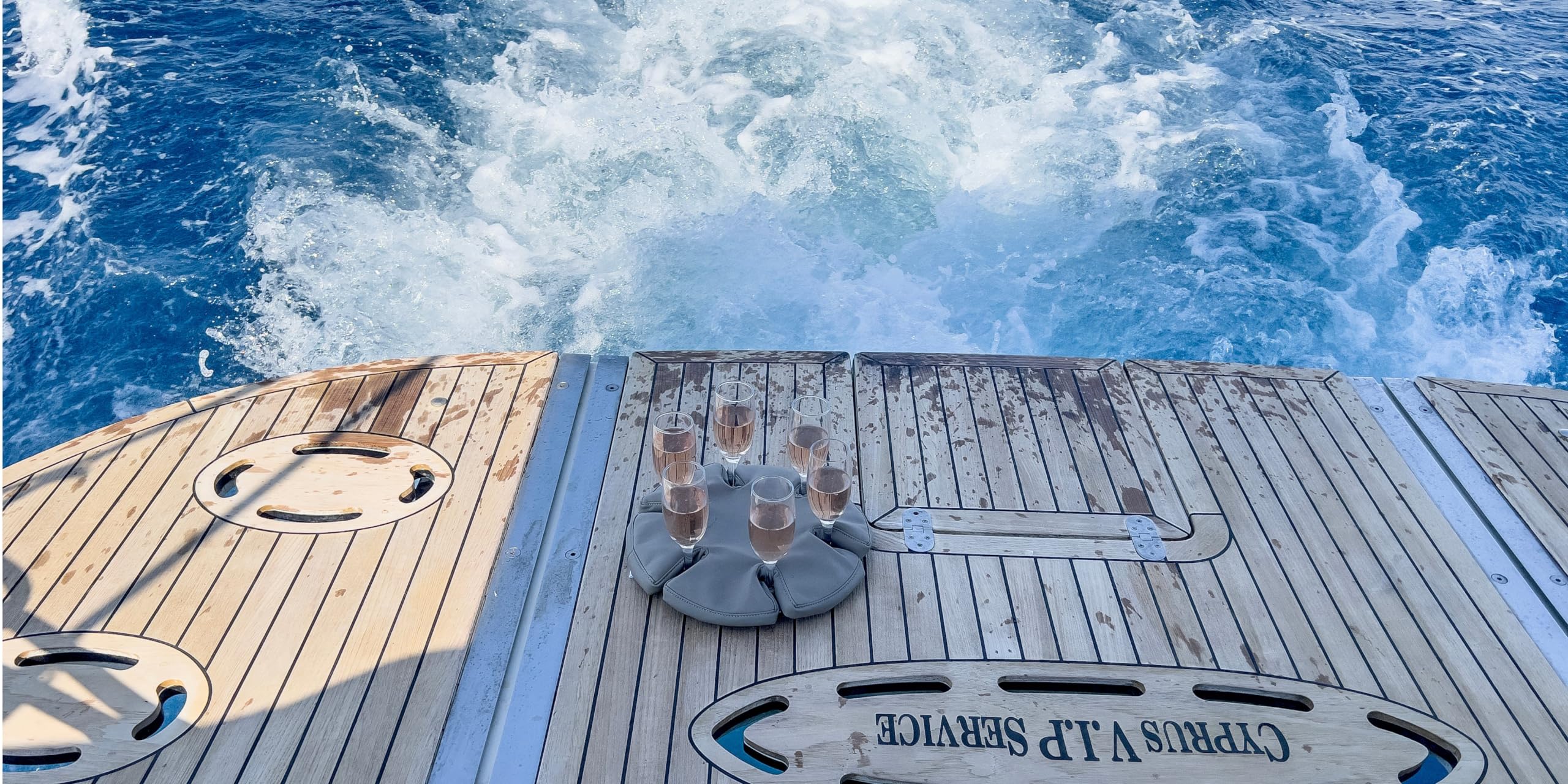 Glass Anchor: el lindo soporte para copas de vino para paseos en bote, picnics y campamentos. Cuero gris. Espacio para 6 vasos. No se necesitan fijaciones. ¡Detén los derrames!