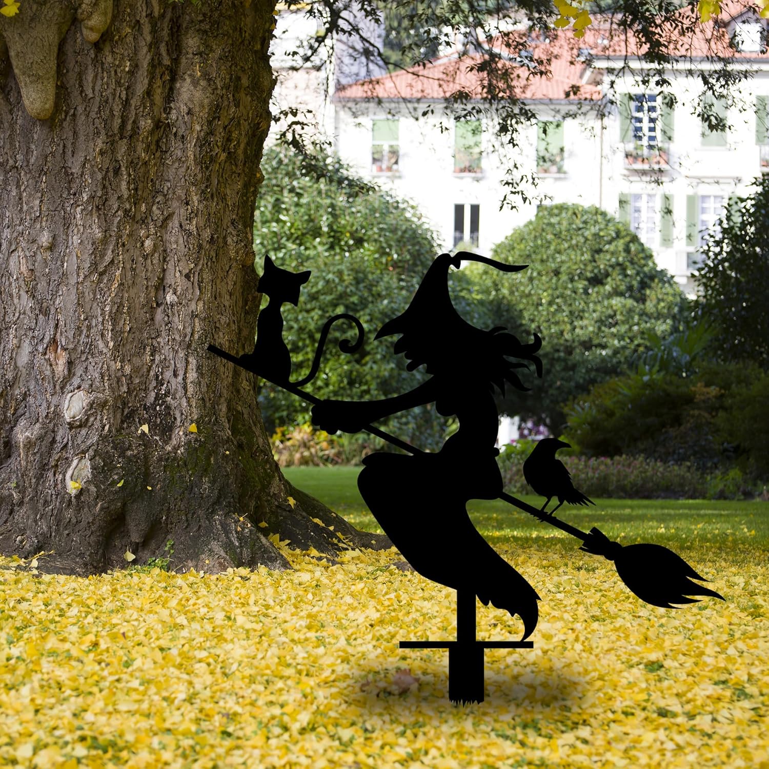 Flying Witch with Broomstick Metal Garden Stake, Halloween Door Corner, Metal Sign with Flying Witch, Witch with Cat and Crow Decor, Spooky Witch Lawn Decoration for Yard, Scary Witch Halloween Gift