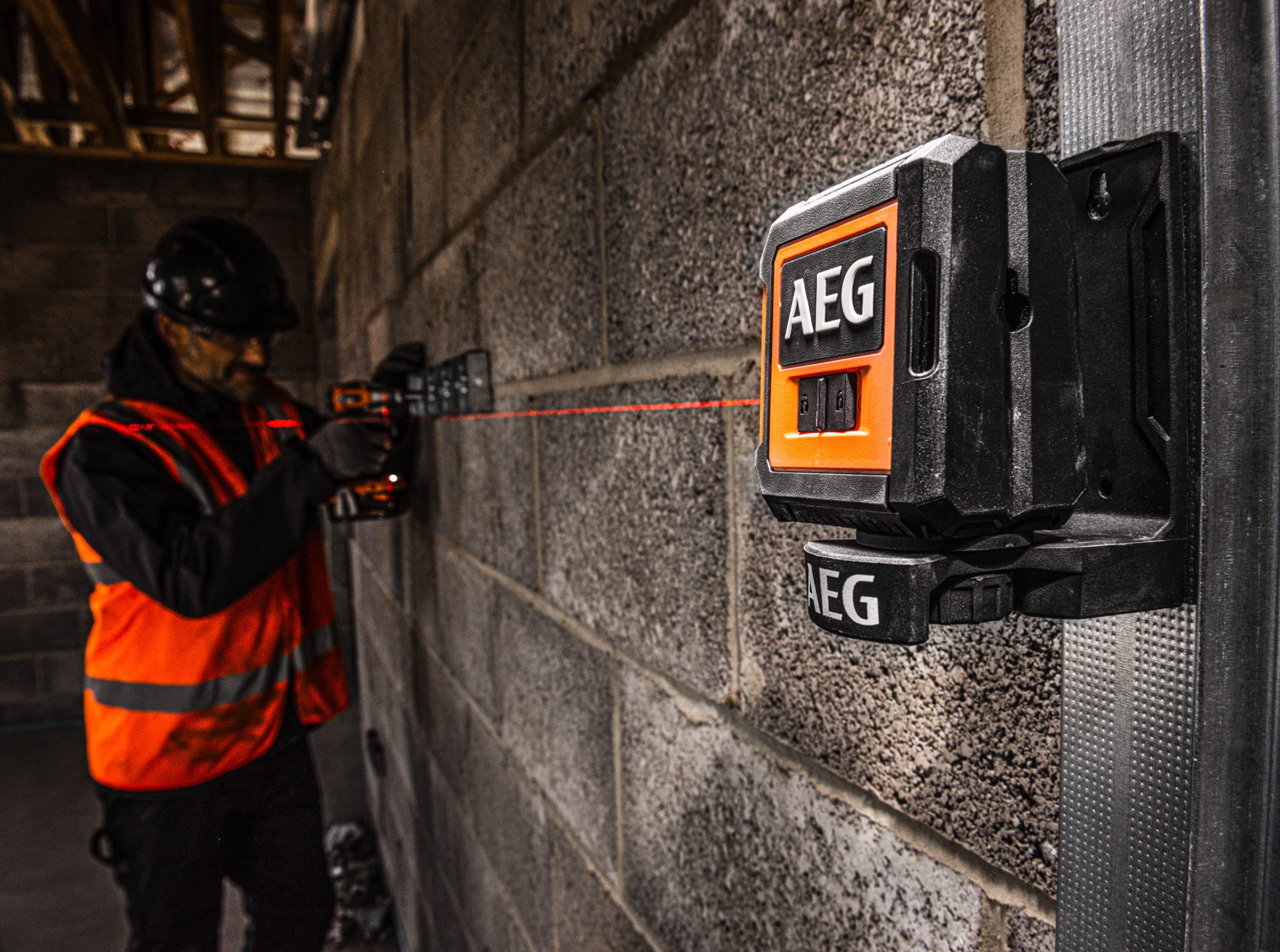AEG CLR215-B Czerwony Laser Krzyżowy, Zasięg 15 m, Laser Czerwony, 2 Linie, Zestaw Zawiera Pokrowiec, 2 Baterie AA, Uchwyt Magnetyczny