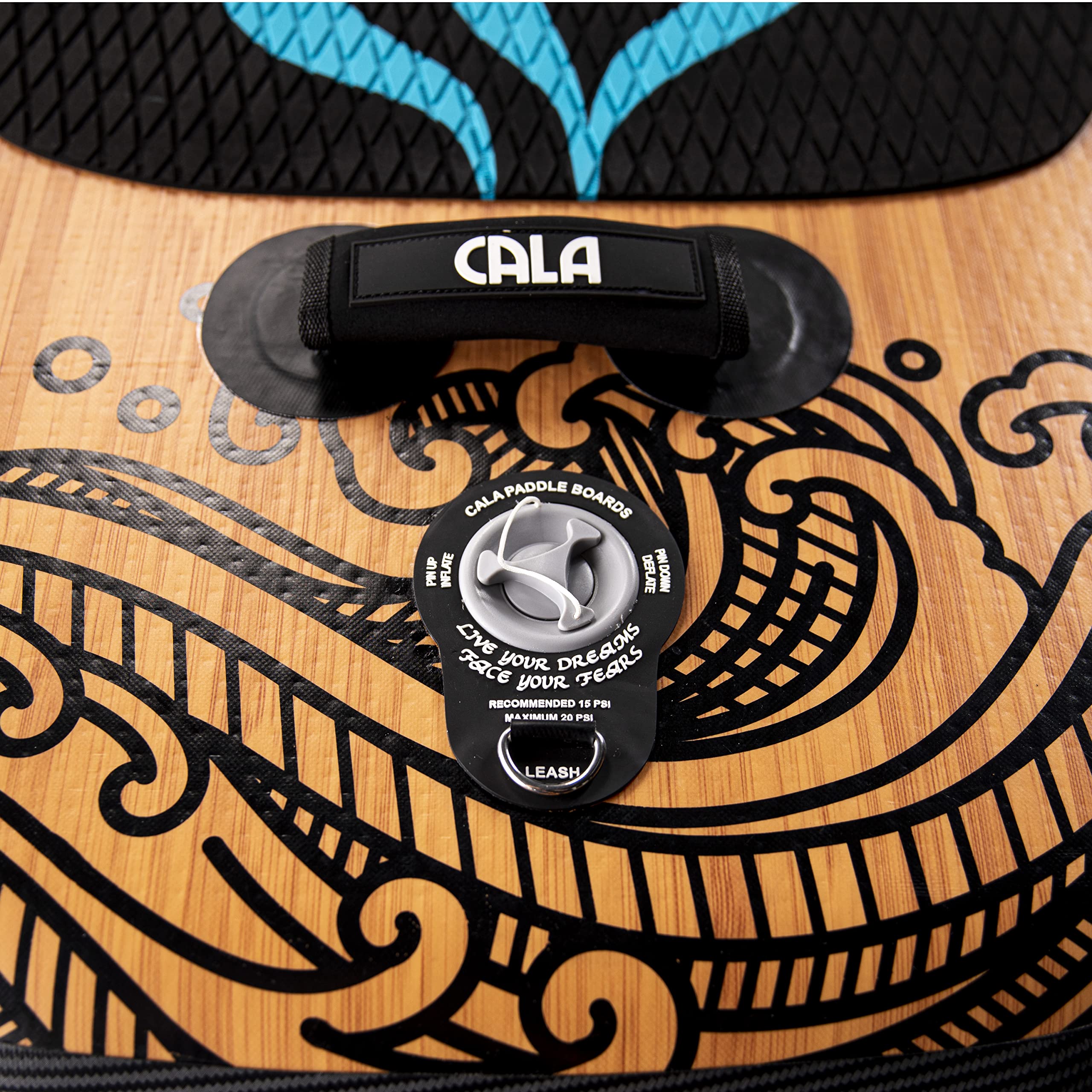 CALA 2026 Stand-Up-Paddling Board Set im Rucksack-Trolley, i-SUP aufblasbar, Robustes Surfboard mit Seegras-Anteil, leichtes Voll-Carbon Paddel, Reparatur Kit, Pumpe, 3 abnehmbare Finnen, Ventil