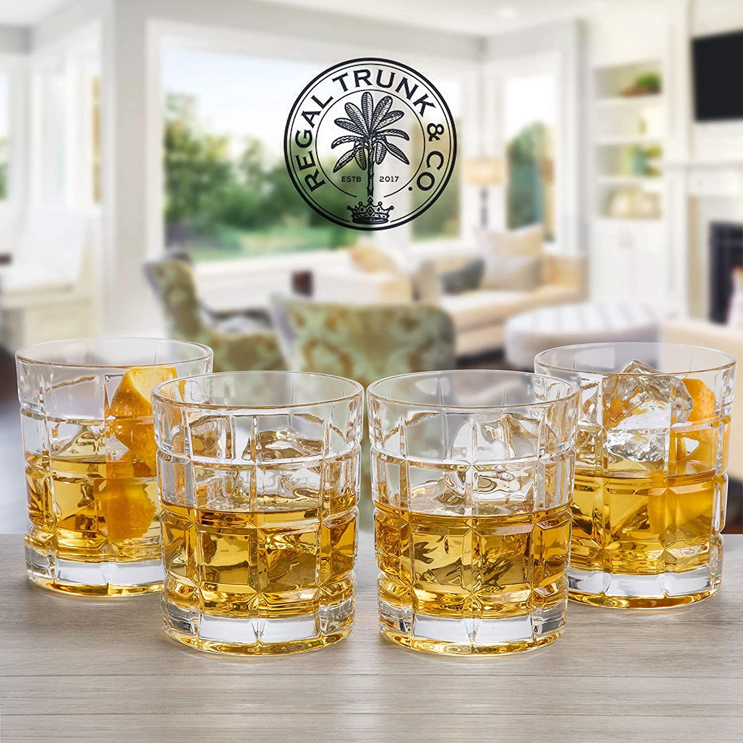 REGAL TRUNK & CO. Juego de jarra de whisky | 4 vasos cuadrados grabados con whisky y vidrio | Juego de jarra de whisky de cristal | Caja de regalo y paño de limpieza para vidrio