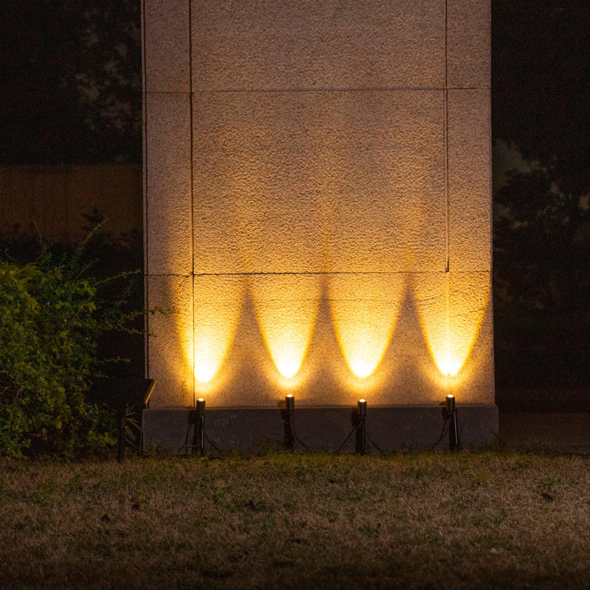 Zestaw 4 lamp solarnych LED w kolorze ciepłej bieli z zewnętrznym panelem słonecznym MINI ROUNDY do montażu na podłodze lub do montażu na ścianie