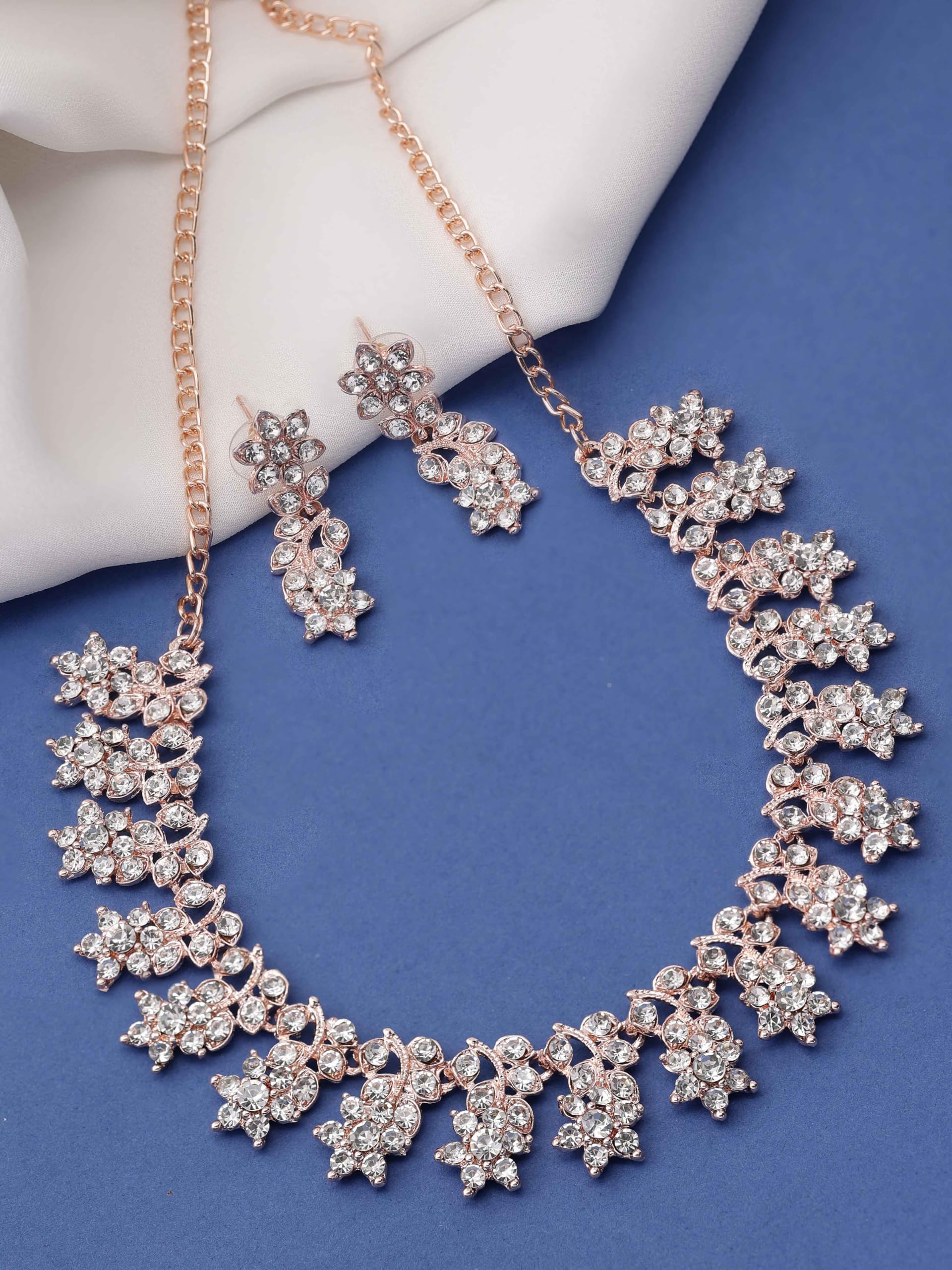 Samyuktha Liściaste płatki kamień ćwieki choker naszyjnik dla kobiet - różowe złoto, metal, bez kamienia szlachetnego, Metal, Bez kamieni szlachetnych