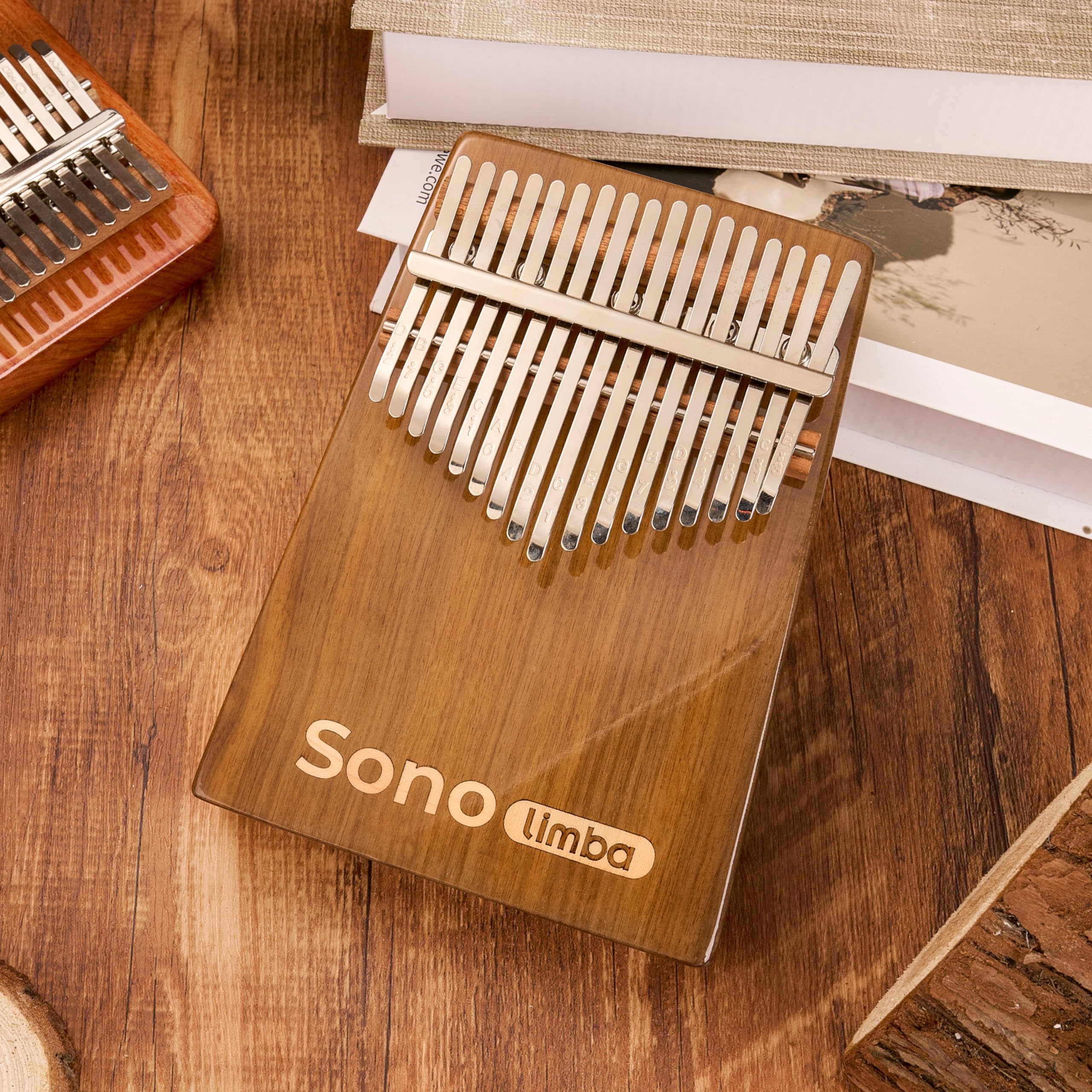Kalimba avec 17 clés - Piano à pouces en bois de noyer de haute qualité. Piano portable avec pochette et livre de chansons. Instrument de musique. Percussion à main pour enfant ou adulte