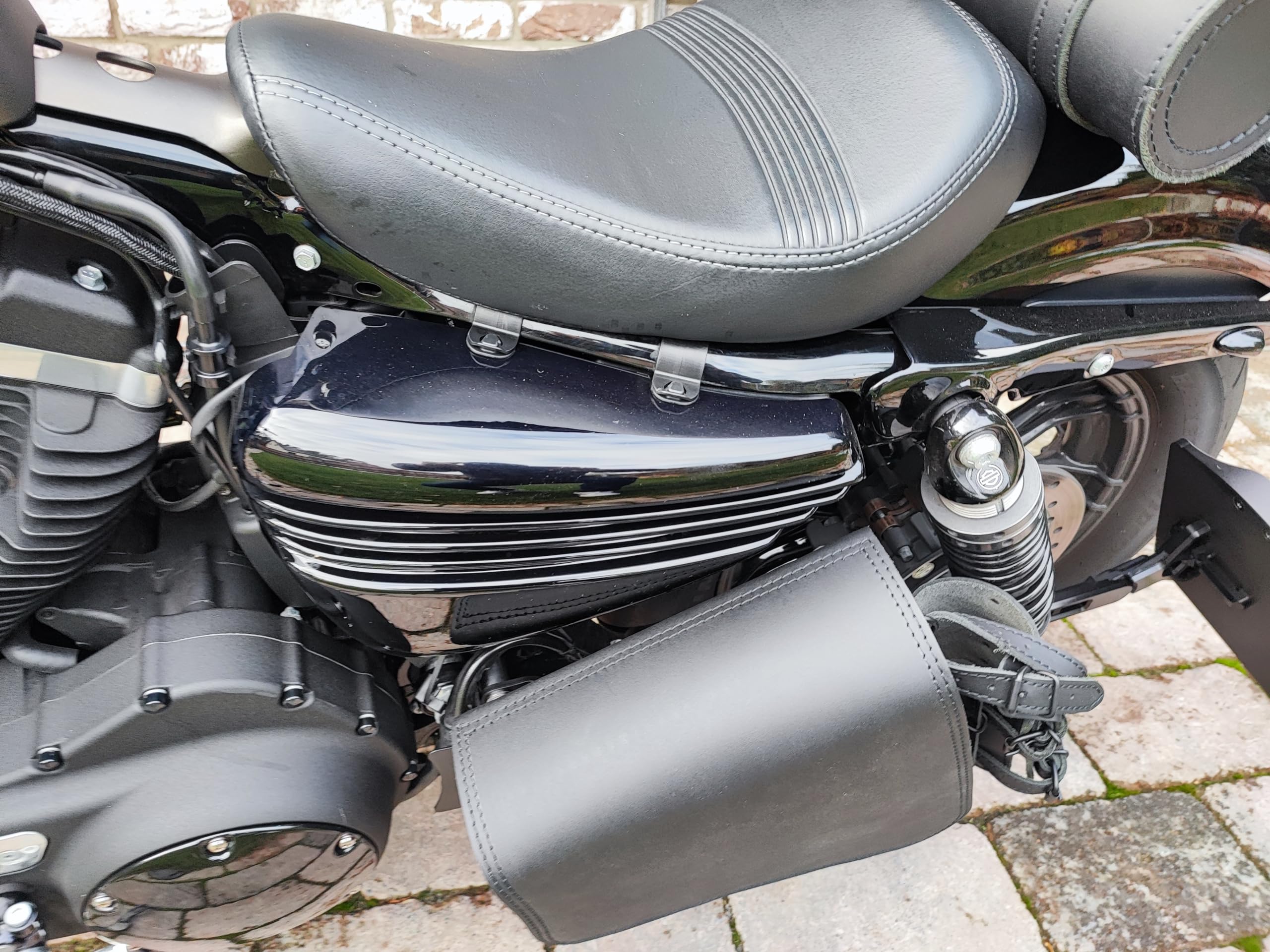 Clean Blackline Seitentasche kompatibel mit Linke Seite Schwingentasche Satteltasche Tasche Motorradtasche Motorrad Leder schwarz Bobber HD Custom Chopper schwarz Biker neu