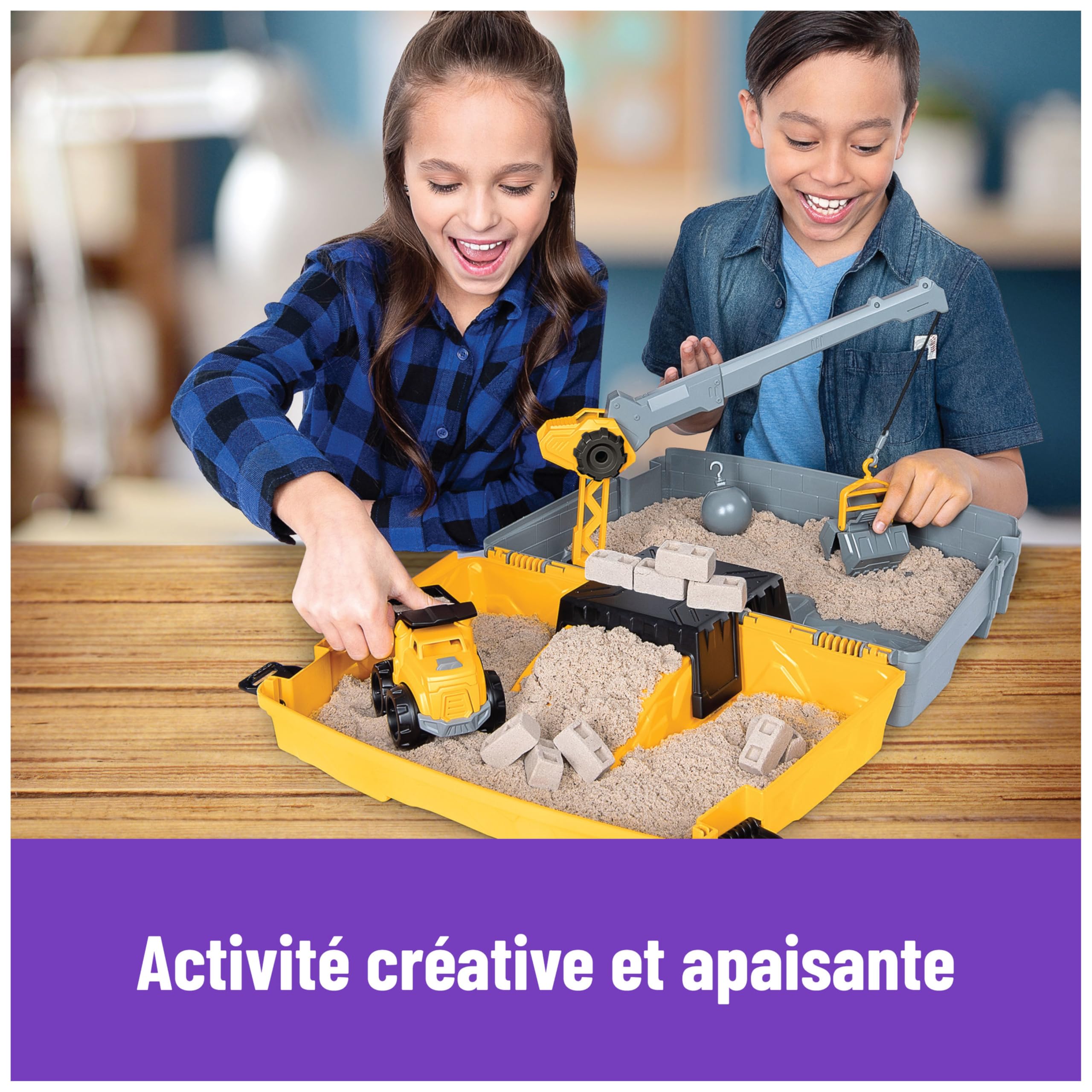 Kinetic Sand Sable Magique - Mallette de Construction 907 G + 3 Accessoires - Emportez Votre Sable À Modeler Partout & Sculptez Vos Créations comme De La Pâte À Modeler - Jouet Enfant 3 Ans Et +