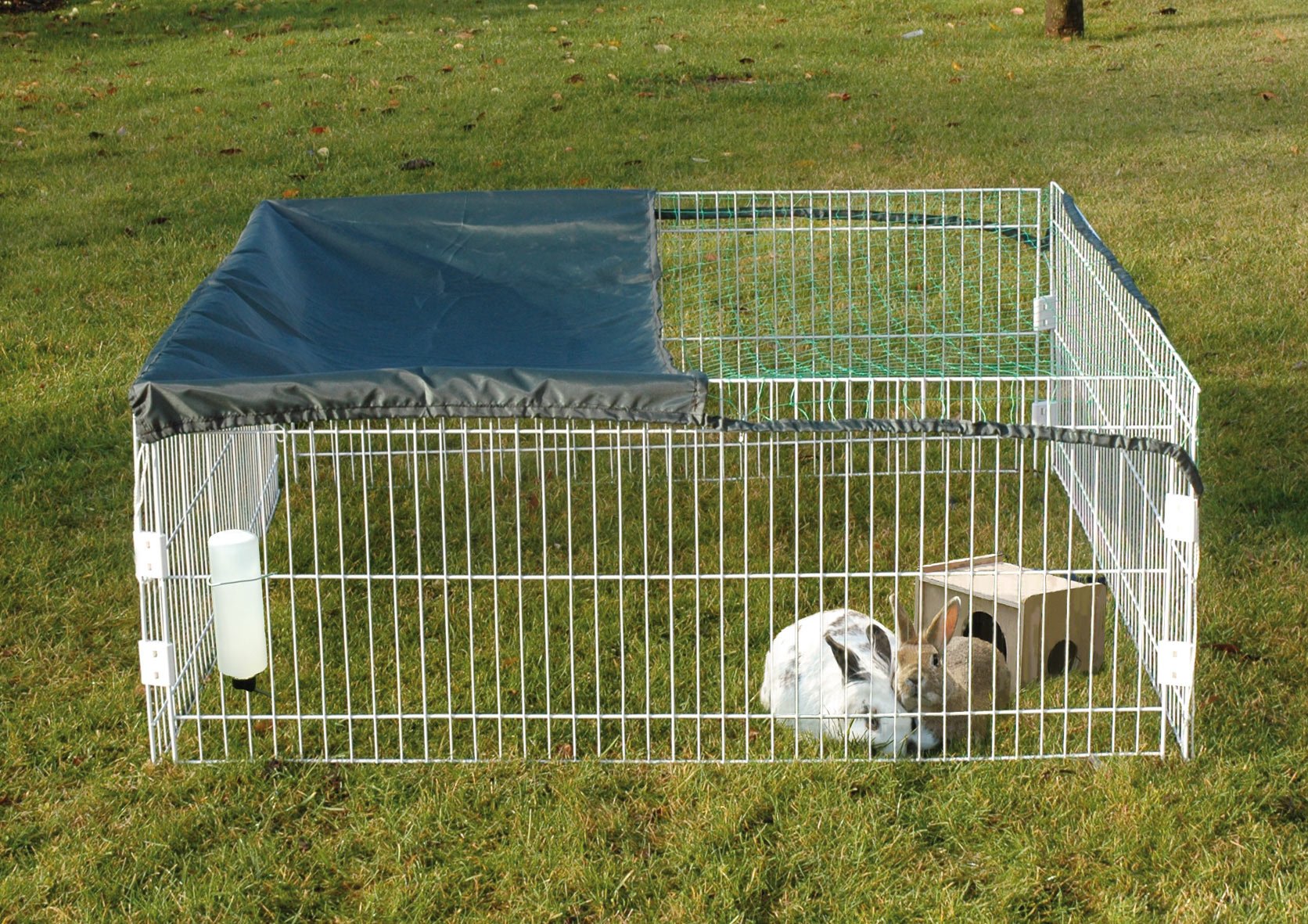dobar 80607 Großes Kaninchengehege Set, vier eckig - Nylon Netz, Holzhäuschen und Trinkflasche, wetterfestes Hasengehege aus Metall, Außengehege XL, 119.5 x 119.5 x 52 cm, weiß