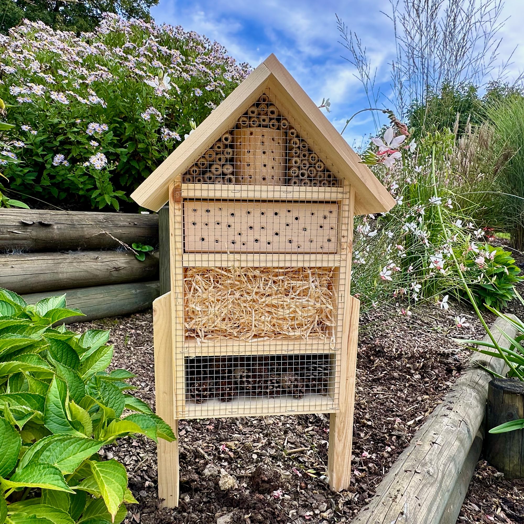GARTENETAGE Geschenkset Insektenhotel – Nachhaltiges Insektenhotel mit Blumenwiese-Saatgutmischung Gartenliebhaber – Natürliche Materialien, fertig montiert, mit Holzpfählen